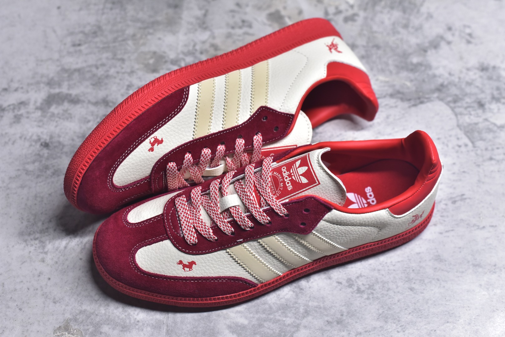 图片[7]-#马年新款海外定制限量发售 Adidas Originals SAMBA OG“马年联名限定-白红麂皮”专为 2026 丙午马年打造的限定德训鞋，以红运当头为设计核心，鞋头、鞋尾、鞋带孔及外底采用高饱和度正红翻毛皮，鞋身主体为米白帆布，经典三道杠以米白织带呼应，鞋头与鞋身侧面均点缀精致红色骏马剪影刺绣，荔枝皮鞋面柔软亲肤，橡胶防滑大底稳当贴脚 货号：LX0912 尺码：36 36.5 37.5 38 38.5 39 40 40.5 41 42 42.5 43 44 44.5 45-选品中心