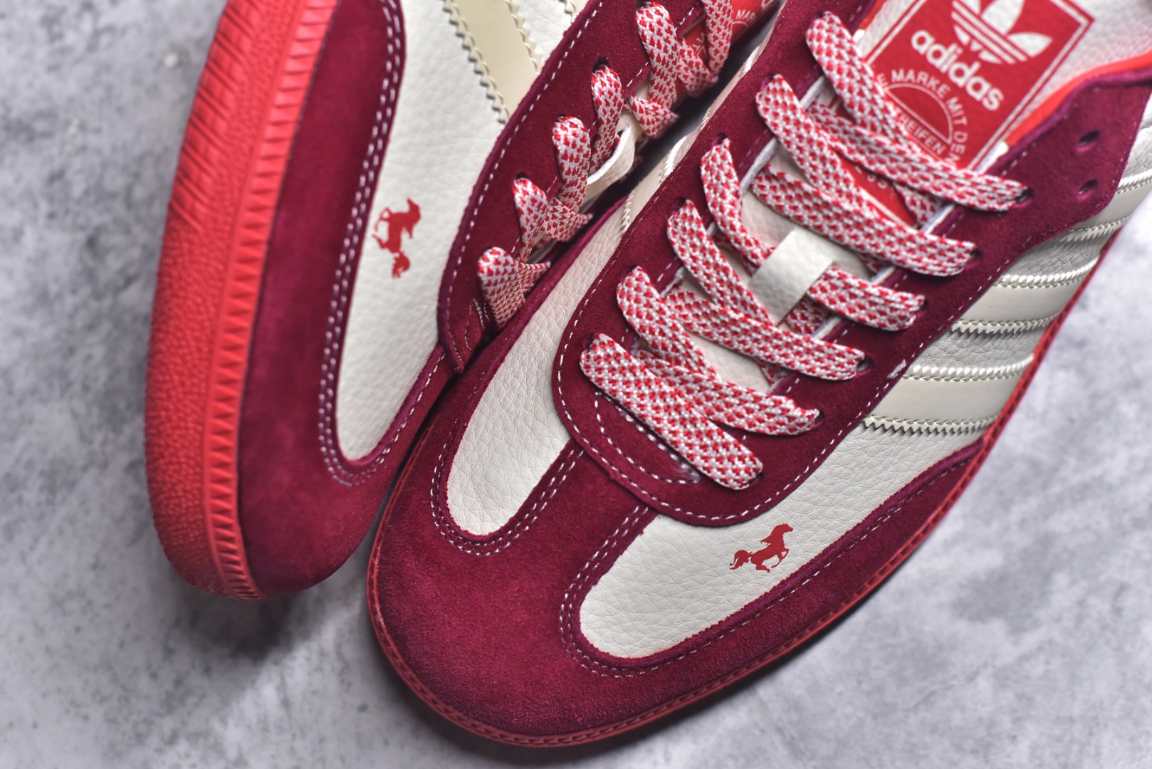 图片[8]-#马年新款海外定制限量发售 Adidas Originals SAMBA OG“马年联名限定-白红麂皮”专为 2026 丙午马年打造的限定德训鞋，以红运当头为设计核心，鞋头、鞋尾、鞋带孔及外底采用高饱和度正红翻毛皮，鞋身主体为米白帆布，经典三道杠以米白织带呼应，鞋头与鞋身侧面均点缀精致红色骏马剪影刺绣，荔枝皮鞋面柔软亲肤，橡胶防滑大底稳当贴脚 货号：LX0912 尺码：36 36.5 37.5 38 38.5 39 40 40.5 41 42 42.5 43 44 44.5 45-选品中心