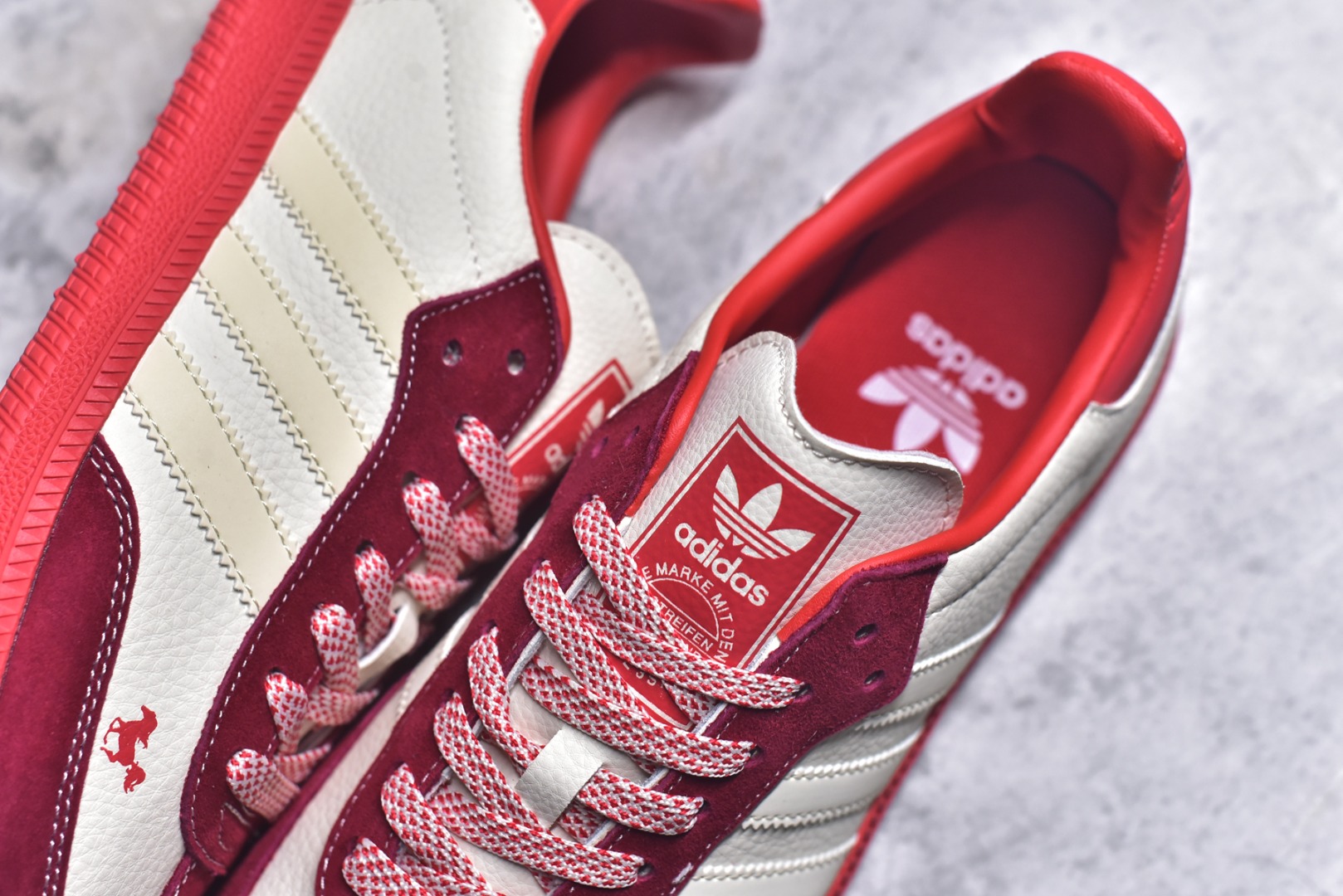 图片[9]-#马年新款海外定制限量发售 Adidas Originals SAMBA OG“马年联名限定-白红麂皮”专为 2026 丙午马年打造的限定德训鞋，以红运当头为设计核心，鞋头、鞋尾、鞋带孔及外底采用高饱和度正红翻毛皮，鞋身主体为米白帆布，经典三道杠以米白织带呼应，鞋头与鞋身侧面均点缀精致红色骏马剪影刺绣，荔枝皮鞋面柔软亲肤，橡胶防滑大底稳当贴脚 货号：LX0912 尺码：36 36.5 37.5 38 38.5 39 40 40.5 41 42 42.5 43 44 44.5 45-选品中心