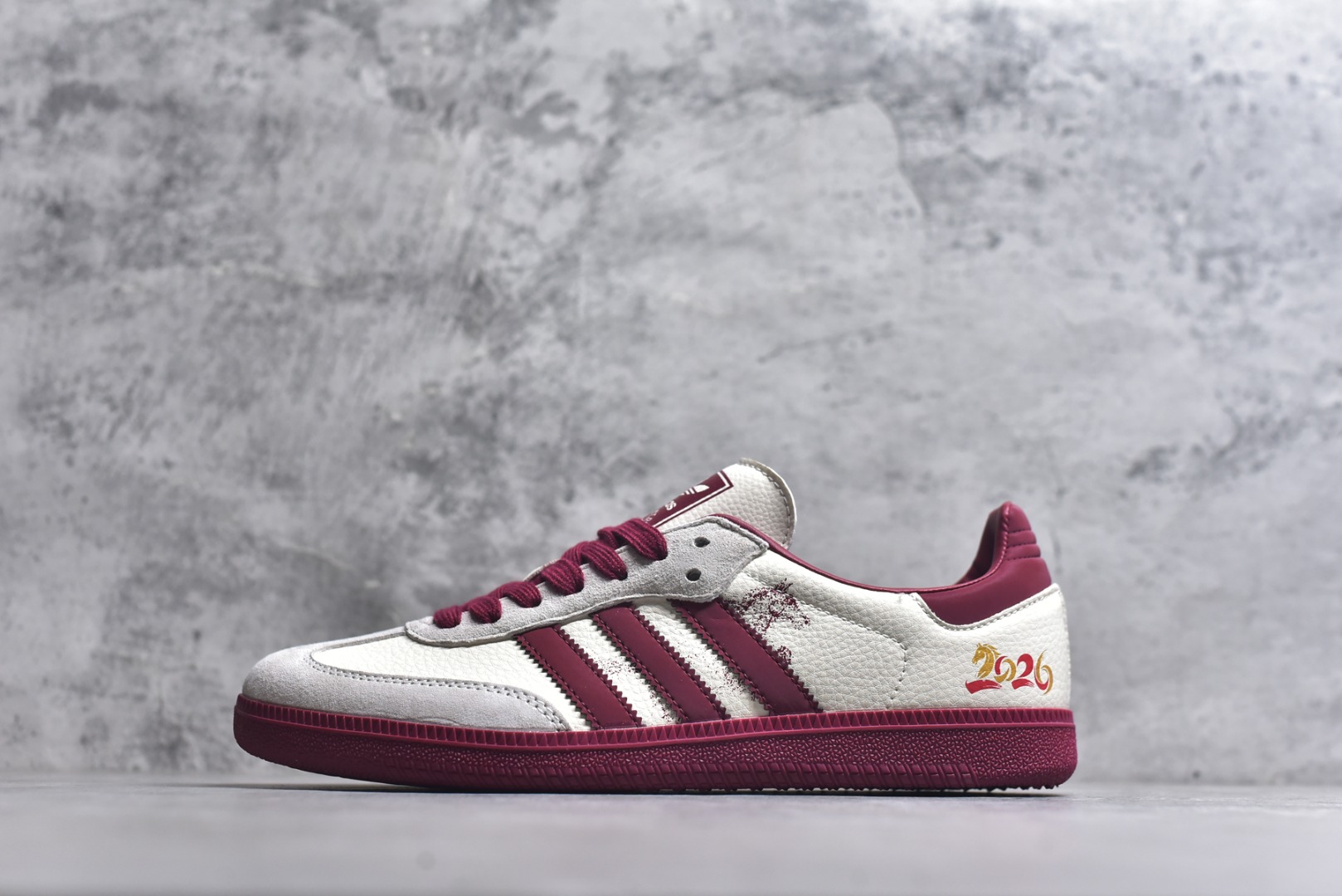 #马年新款海外定制限量发售 Adidas Originals SAMBA OG“马年联名限定-泼墨红”专为 2026 丙午马年打造的限定德训鞋，以泼墨祥瑞为设计语言，经典三道杠采用红白撞色织带，表面点缀做旧泼墨纹理，打破纯色条纹的单调感，鞋尾印有金色2026年份与骏马剪影组合图案，色彩鲜亮不褪色，荔枝皮鞋面柔软亲肤，橡胶防滑大底稳当贴脚 货号：LX0909 尺码：36 36.5 37.5 38 38.5 39 40 40.5 41 42 42.5 43 44 44.5 45-选品中心