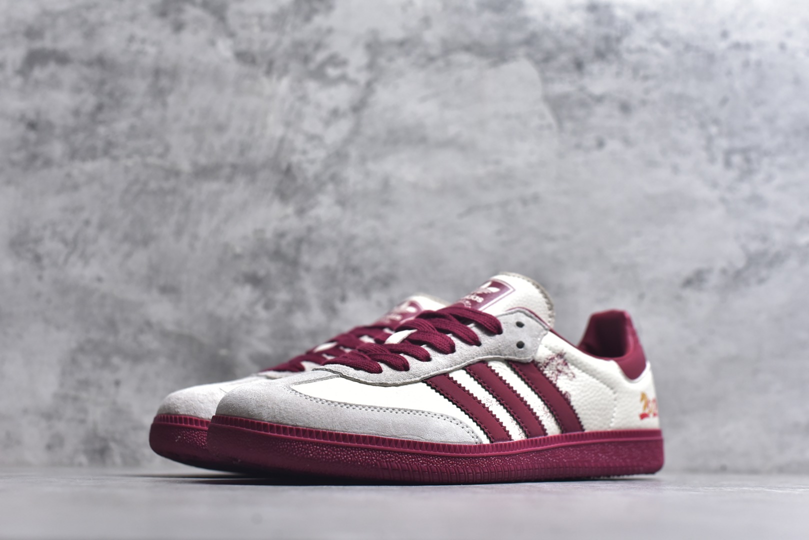 图片[2]-#马年新款海外定制限量发售 Adidas Originals SAMBA OG“马年联名限定-泼墨红”专为 2026 丙午马年打造的限定德训鞋，以泼墨祥瑞为设计语言，经典三道杠采用红白撞色织带，表面点缀做旧泼墨纹理，打破纯色条纹的单调感，鞋尾印有金色2026年份与骏马剪影组合图案，色彩鲜亮不褪色，荔枝皮鞋面柔软亲肤，橡胶防滑大底稳当贴脚 货号：LX0909 尺码：36 36.5 37.5 38 38.5 39 40 40.5 41 42 42.5 43 44 44.5 45-选品中心