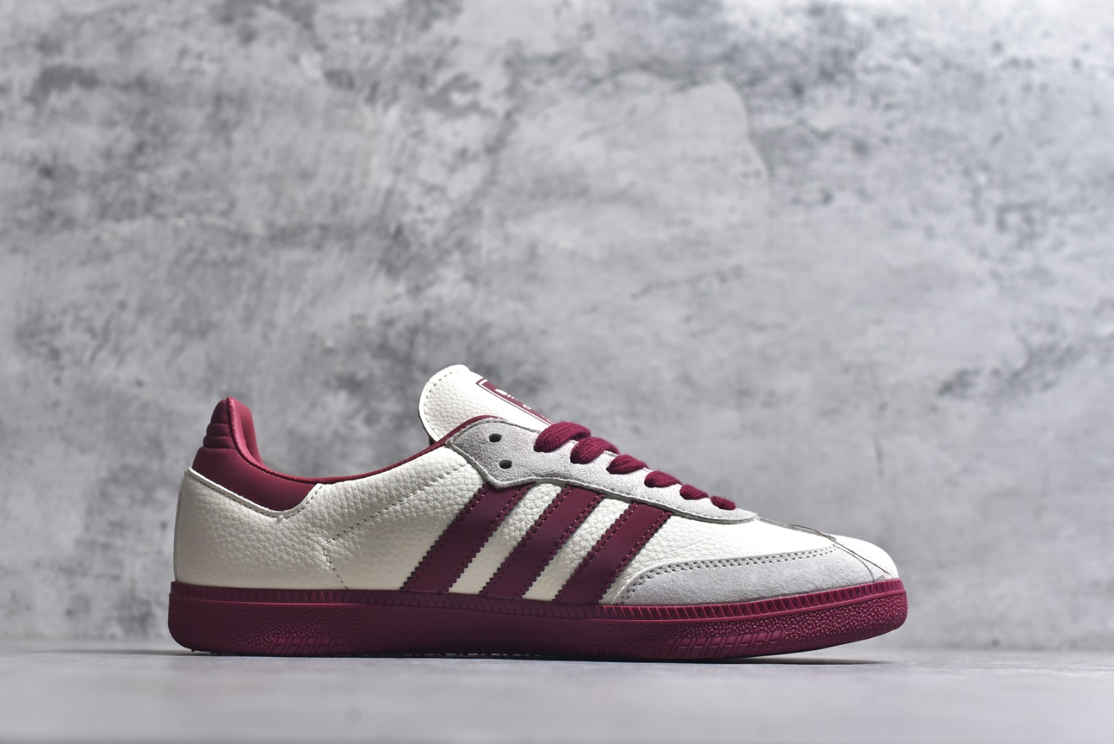 图片[3]-#马年新款海外定制限量发售 Adidas Originals SAMBA OG“马年联名限定-泼墨红”专为 2026 丙午马年打造的限定德训鞋，以泼墨祥瑞为设计语言，经典三道杠采用红白撞色织带，表面点缀做旧泼墨纹理，打破纯色条纹的单调感，鞋尾印有金色2026年份与骏马剪影组合图案，色彩鲜亮不褪色，荔枝皮鞋面柔软亲肤，橡胶防滑大底稳当贴脚 货号：LX0909 尺码：36 36.5 37.5 38 38.5 39 40 40.5 41 42 42.5 43 44 44.5 45-选品中心