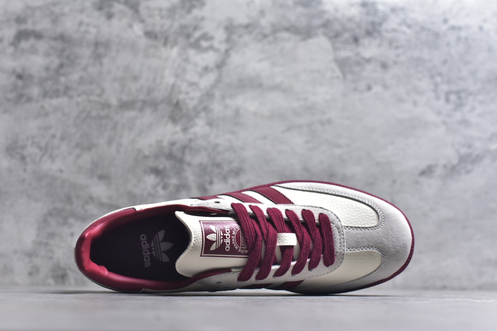 图片[4]-#马年新款海外定制限量发售 Adidas Originals SAMBA OG“马年联名限定-泼墨红”专为 2026 丙午马年打造的限定德训鞋，以泼墨祥瑞为设计语言，经典三道杠采用红白撞色织带，表面点缀做旧泼墨纹理，打破纯色条纹的单调感，鞋尾印有金色2026年份与骏马剪影组合图案，色彩鲜亮不褪色，荔枝皮鞋面柔软亲肤，橡胶防滑大底稳当贴脚 货号：LX0909 尺码：36 36.5 37.5 38 38.5 39 40 40.5 41 42 42.5 43 44 44.5 45-选品中心