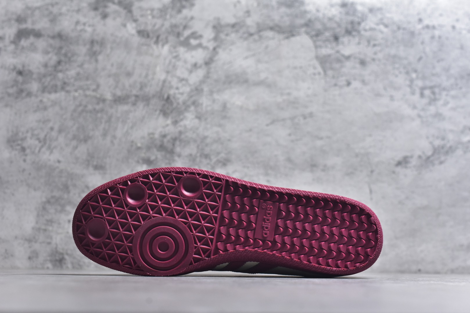 图片[6]-#马年新款海外定制限量发售 Adidas Originals SAMBA OG“马年联名限定-泼墨红”专为 2026 丙午马年打造的限定德训鞋，以泼墨祥瑞为设计语言，经典三道杠采用红白撞色织带，表面点缀做旧泼墨纹理，打破纯色条纹的单调感，鞋尾印有金色2026年份与骏马剪影组合图案，色彩鲜亮不褪色，荔枝皮鞋面柔软亲肤，橡胶防滑大底稳当贴脚 货号：LX0909 尺码：36 36.5 37.5 38 38.5 39 40 40.5 41 42 42.5 43 44 44.5 45-选品中心