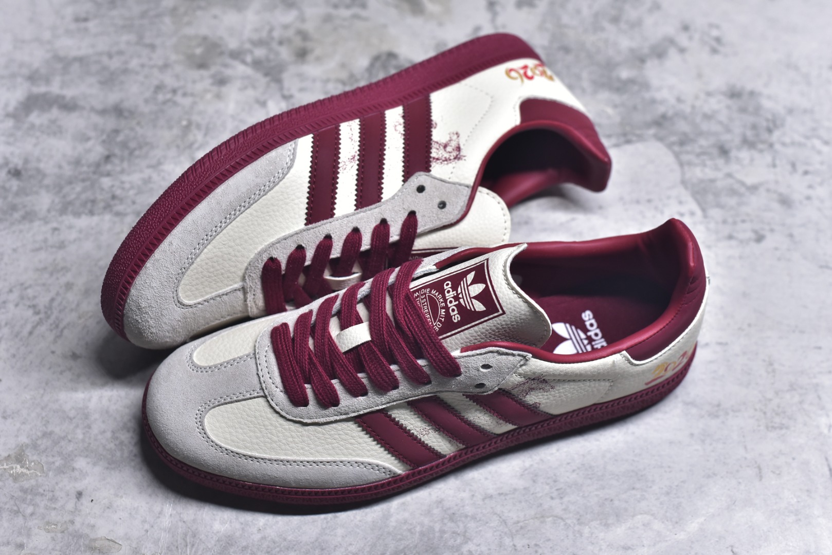 图片[7]-#马年新款海外定制限量发售 Adidas Originals SAMBA OG“马年联名限定-泼墨红”专为 2026 丙午马年打造的限定德训鞋，以泼墨祥瑞为设计语言，经典三道杠采用红白撞色织带，表面点缀做旧泼墨纹理，打破纯色条纹的单调感，鞋尾印有金色2026年份与骏马剪影组合图案，色彩鲜亮不褪色，荔枝皮鞋面柔软亲肤，橡胶防滑大底稳当贴脚 货号：LX0909 尺码：36 36.5 37.5 38 38.5 39 40 40.5 41 42 42.5 43 44 44.5 45-选品中心