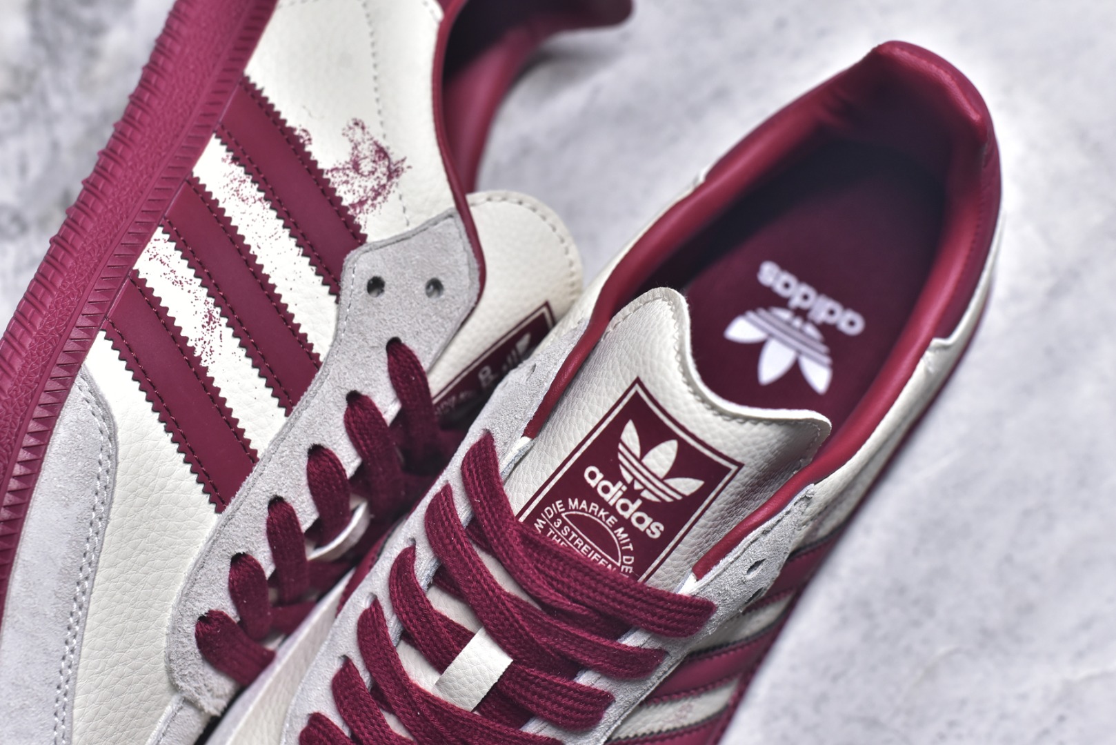 图片[9]-#马年新款海外定制限量发售 Adidas Originals SAMBA OG“马年联名限定-泼墨红”专为 2026 丙午马年打造的限定德训鞋，以泼墨祥瑞为设计语言，经典三道杠采用红白撞色织带，表面点缀做旧泼墨纹理，打破纯色条纹的单调感，鞋尾印有金色2026年份与骏马剪影组合图案，色彩鲜亮不褪色，荔枝皮鞋面柔软亲肤，橡胶防滑大底稳当贴脚 货号：LX0909 尺码：36 36.5 37.5 38 38.5 39 40 40.5 41 42 42.5 43 44 44.5 45-选品中心