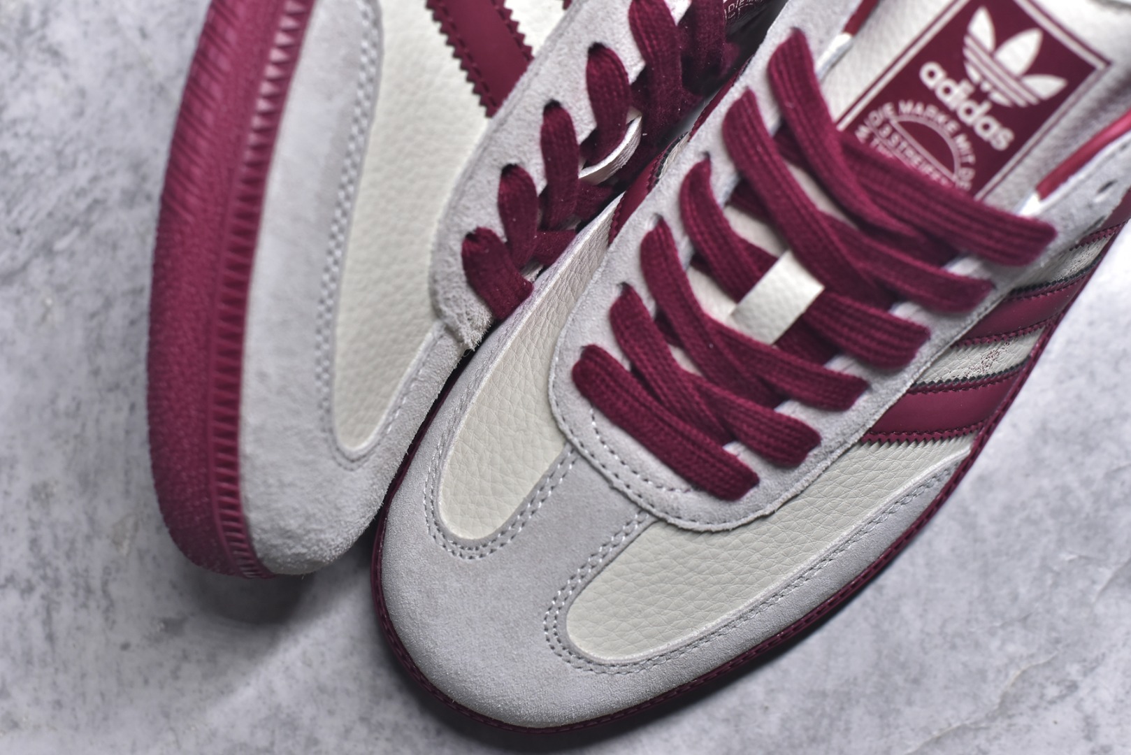 图片[8]-#马年新款海外定制限量发售 Adidas Originals SAMBA OG“马年联名限定-泼墨红”专为 2026 丙午马年打造的限定德训鞋，以泼墨祥瑞为设计语言，经典三道杠采用红白撞色织带，表面点缀做旧泼墨纹理，打破纯色条纹的单调感，鞋尾印有金色2026年份与骏马剪影组合图案，色彩鲜亮不褪色，荔枝皮鞋面柔软亲肤，橡胶防滑大底稳当贴脚 货号：LX0909 尺码：36 36.5 37.5 38 38.5 39 40 40.5 41 42 42.5 43 44 44.5 45-选品中心