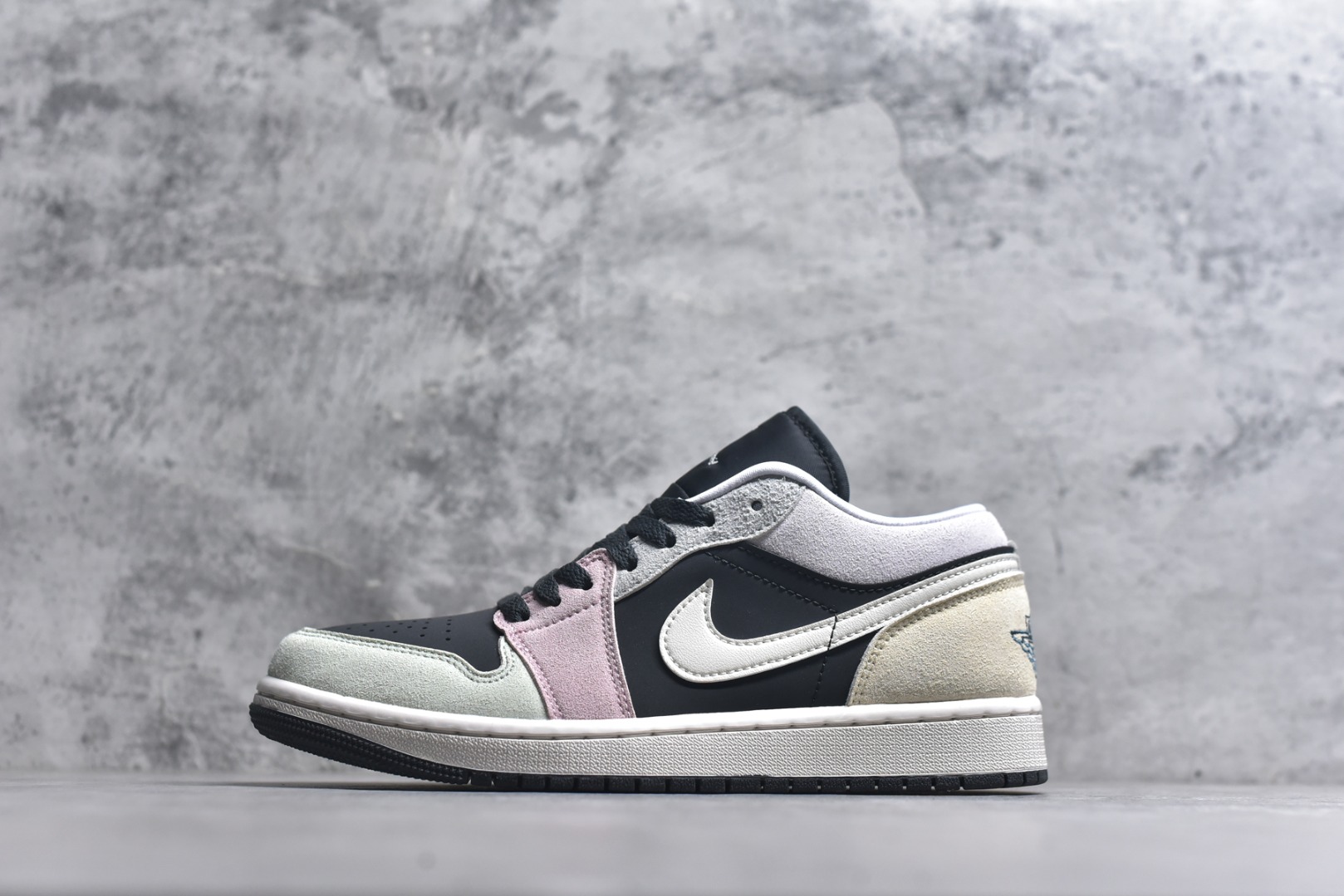 #Air Jordan AJ1 Low 低帮 IB7109-004 全新流水线出品 DT版本唯一平替选择 市场第二梯队最强版 全部原鞋开发 原楦原纸板开发 全鞋电脑针车 原厂内置全掌气垫 原盒内在原标 唯一Zp原版鞋带绑法 免检产品 全新2022版型 全头层皮料 完美零毛边处理 原厂配置全掌气垫 价格定位良心 几十个配色陆续出货 实拍调校N版已经零色差零失真 百分百还原实物色彩所见即所得 不存在货不对板色差等低级问题 选购参考实物拍摄 不混卖不参货 只用心做好货严格选品 承诺混一赔十 尺码：36 36.5 37.5 38 38.5 39 40 40.5 41 42 42.5 43 44 44.5 45-选品中心