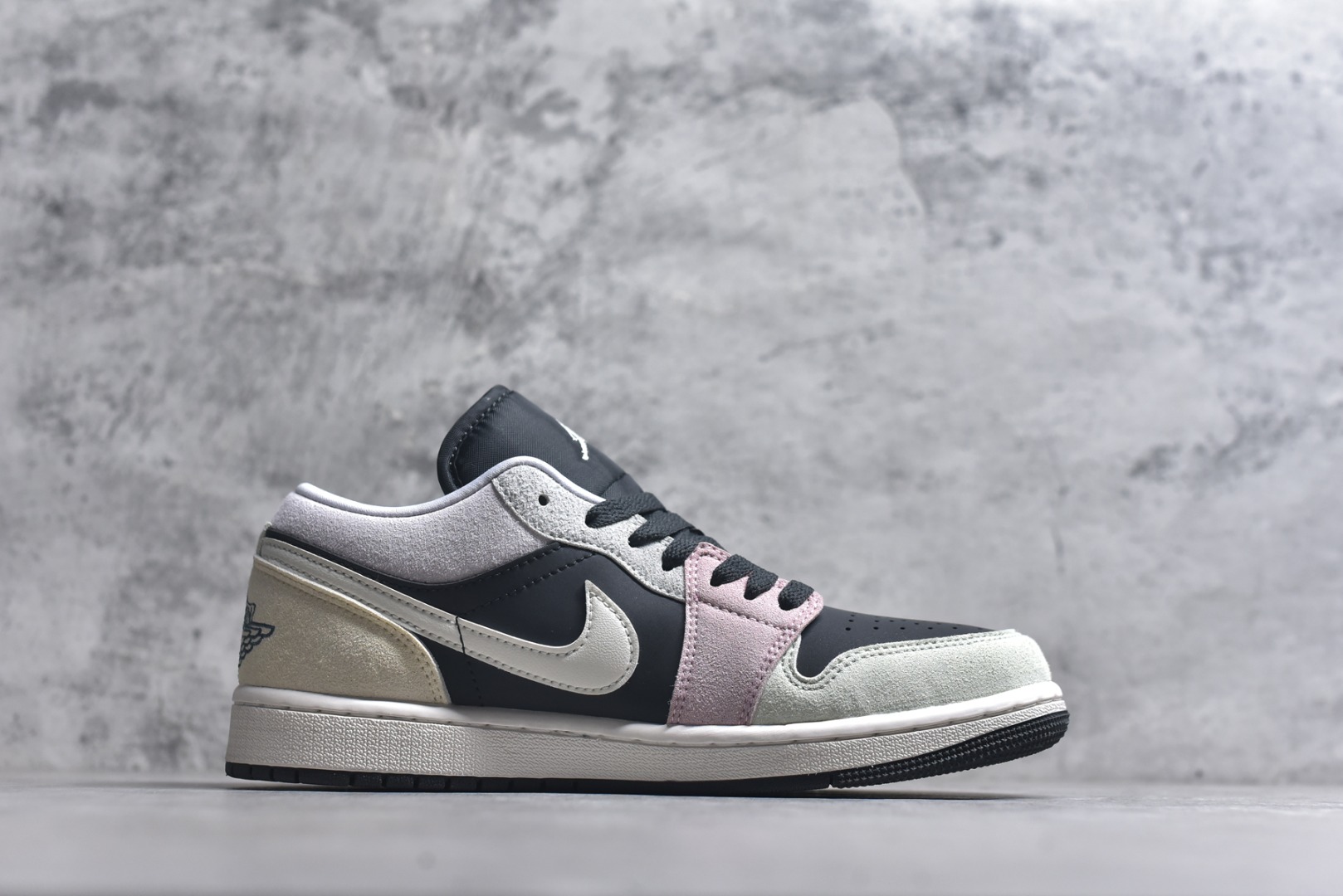 图片[3]-#Air Jordan AJ1 Low 低帮 IB7109-004 全新流水线出品 DT版本唯一平替选择 市场第二梯队最强版 全部原鞋开发 原楦原纸板开发 全鞋电脑针车 原厂内置全掌气垫 原盒内在原标 唯一Zp原版鞋带绑法 免检产品 全新2022版型 全头层皮料 完美零毛边处理 原厂配置全掌气垫 价格定位良心 几十个配色陆续出货 实拍调校N版已经零色差零失真 百分百还原实物色彩所见即所得 不存在货不对板色差等低级问题 选购参考实物拍摄 不混卖不参货 只用心做好货严格选品 承诺混一赔十 尺码：36 36.5 37.5 38 38.5 39 40 40.5 41 42 42.5 43 44 44.5 45-选品中心
