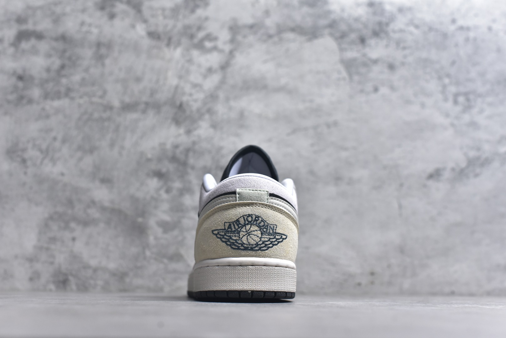 图片[5]-#Air Jordan AJ1 Low 低帮 IB7109-004 全新流水线出品 DT版本唯一平替选择 市场第二梯队最强版 全部原鞋开发 原楦原纸板开发 全鞋电脑针车 原厂内置全掌气垫 原盒内在原标 唯一Zp原版鞋带绑法 免检产品 全新2022版型 全头层皮料 完美零毛边处理 原厂配置全掌气垫 价格定位良心 几十个配色陆续出货 实拍调校N版已经零色差零失真 百分百还原实物色彩所见即所得 不存在货不对板色差等低级问题 选购参考实物拍摄 不混卖不参货 只用心做好货严格选品 承诺混一赔十 尺码：36 36.5 37.5 38 38.5 39 40 40.5 41 42 42.5 43 44 44.5 45-选品中心