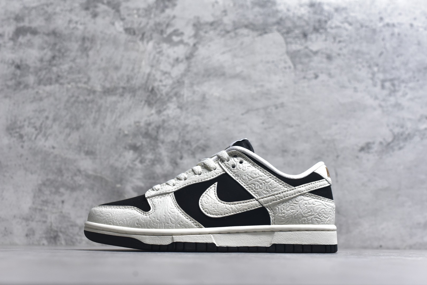#Nike SB Dunk Low 马年限定 低帮休闲板鞋 IF3944-001 尺码：35.5 36 36.5 37.5 38 38.5 39 40 40.5 41 42 42.5 43 44-选品中心
