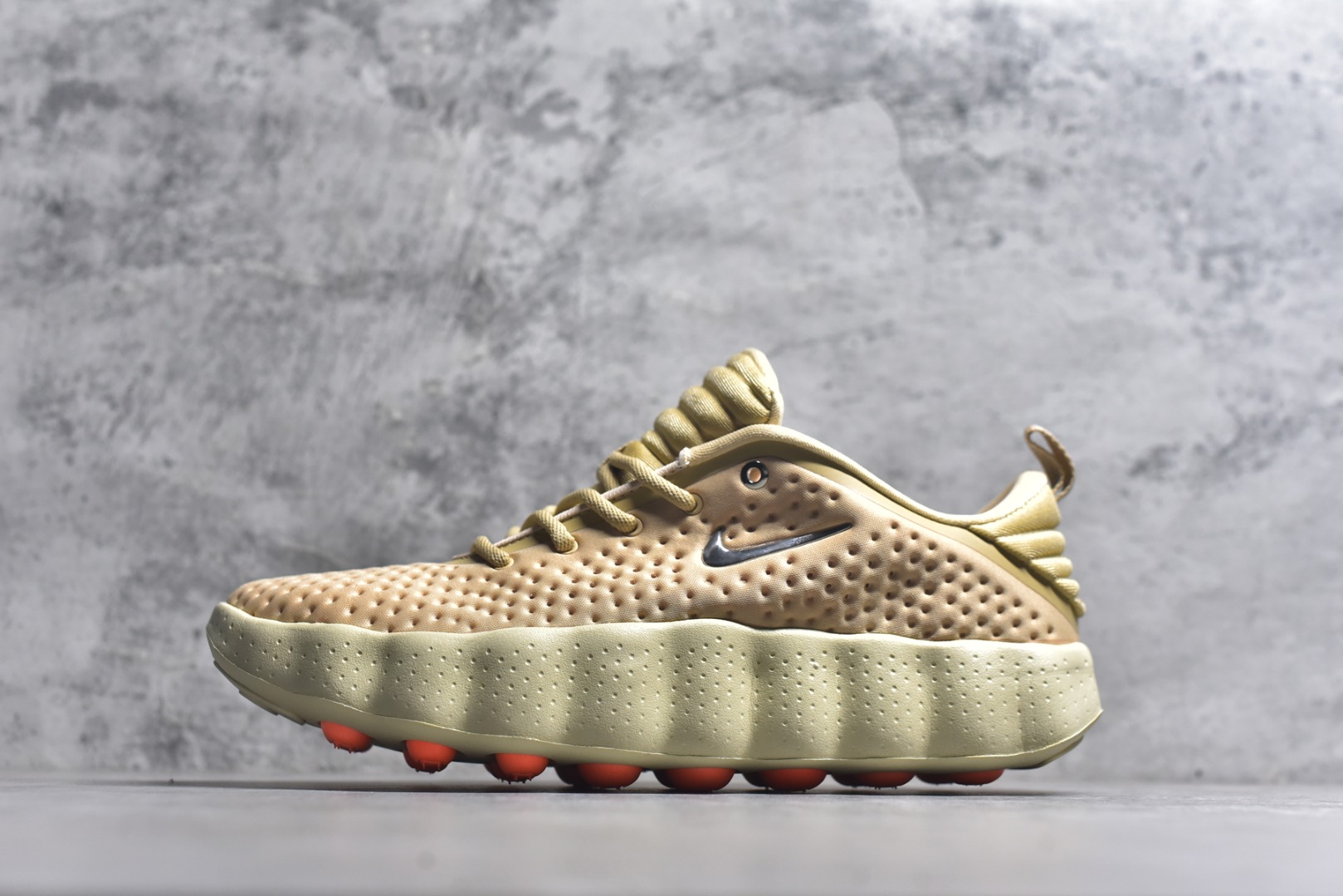 #NK Mind 002 黑科技足底按摩舒适贴合训练鞋 HQ4308-200 该系列首作 Mind 001 从神经科学中汲取灵感，打造出一款不仅外观独特，更能为穿着者带来别样感知体验的球鞋，此次新作将继续延续此核心方向。历时十年打磨的 Mind 系列，承载着 Nike 对未来鞋款的愿景呈现。系列中的每双鞋，外底均由 22 个独立泡沫结节构成，旨在模拟赤足般的体验。这些结节通过与足底感官感受器的相互作用，从而促进人体的自然步态。实拍调校N版已经零色差零失真 百分百还原实物色彩所见即所得 不存在货不对板色差等低级问题 选购参考实物拍摄 不混卖不参货 只用心做好货严格选品 承诺混一赔十 尺码：36 36.5 37.5 38 38.5 39 40 40.5 41 42 42.5 43 44 44.5 45-选品中心