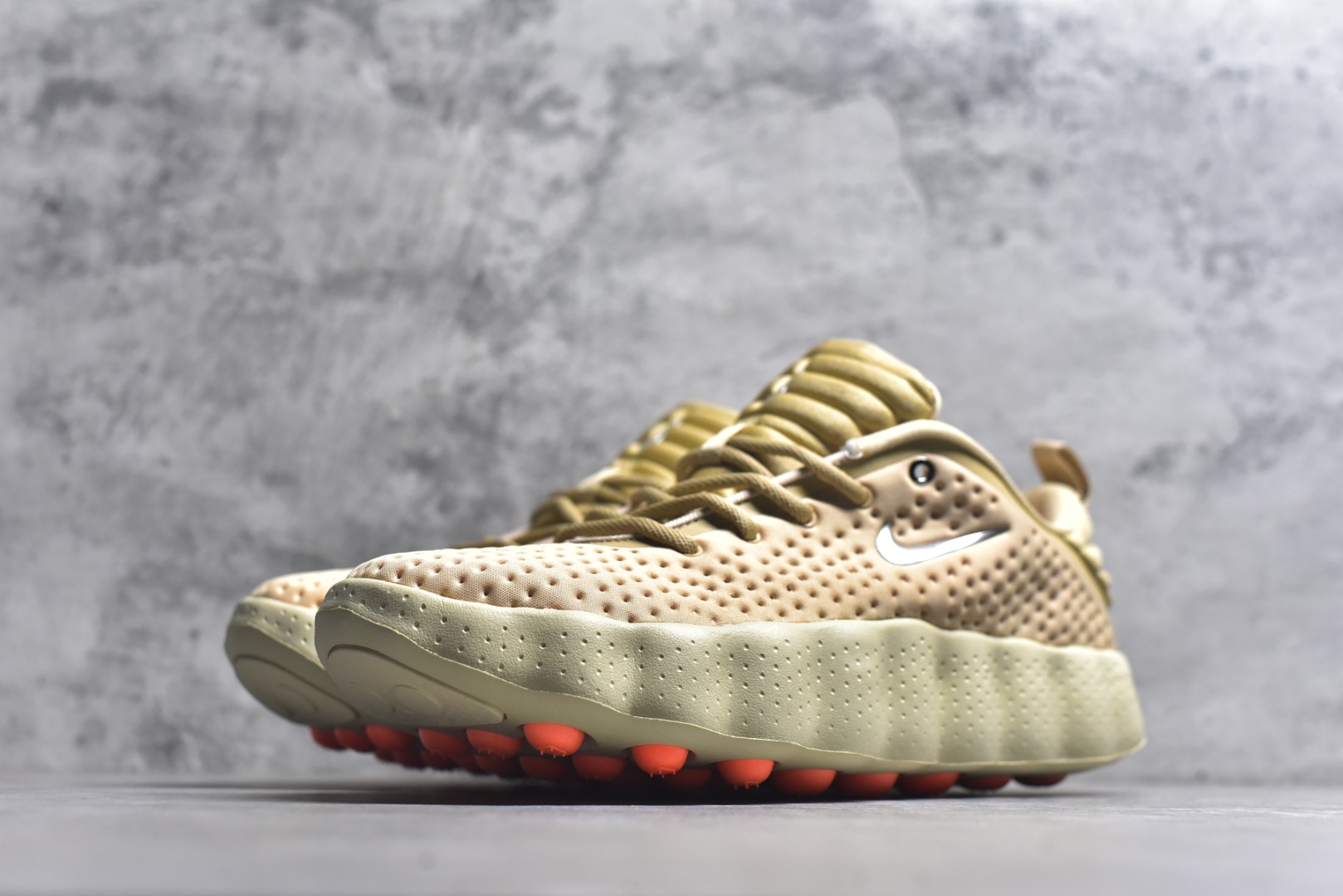 图片[2]-#NK Mind 002 黑科技足底按摩舒适贴合训练鞋 HQ4308-200 该系列首作 Mind 001 从神经科学中汲取灵感，打造出一款不仅外观独特，更能为穿着者带来别样感知体验的球鞋，此次新作将继续延续此核心方向。历时十年打磨的 Mind 系列，承载着 Nike 对未来鞋款的愿景呈现。系列中的每双鞋，外底均由 22 个独立泡沫结节构成，旨在模拟赤足般的体验。这些结节通过与足底感官感受器的相互作用，从而促进人体的自然步态。实拍调校N版已经零色差零失真 百分百还原实物色彩所见即所得 不存在货不对板色差等低级问题 选购参考实物拍摄 不混卖不参货 只用心做好货严格选品 承诺混一赔十 尺码：36 36.5 37.5 38 38.5 39 40 40.5 41 42 42.5 43 44 44.5 45-选品中心