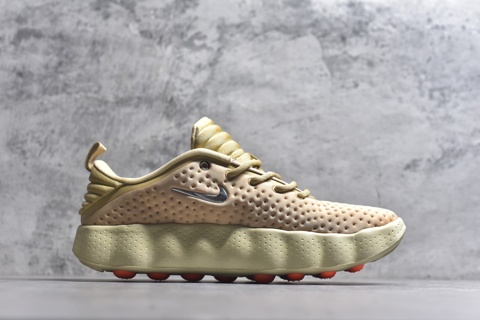 图片[3]-#NK Mind 002 黑科技足底按摩舒适贴合训练鞋 HQ4308-200 该系列首作 Mind 001 从神经科学中汲取灵感，打造出一款不仅外观独特，更能为穿着者带来别样感知体验的球鞋，此次新作将继续延续此核心方向。历时十年打磨的 Mind 系列，承载着 Nike 对未来鞋款的愿景呈现。系列中的每双鞋，外底均由 22 个独立泡沫结节构成，旨在模拟赤足般的体验。这些结节通过与足底感官感受器的相互作用，从而促进人体的自然步态。实拍调校N版已经零色差零失真 百分百还原实物色彩所见即所得 不存在货不对板色差等低级问题 选购参考实物拍摄 不混卖不参货 只用心做好货严格选品 承诺混一赔十 尺码：36 36.5 37.5 38 38.5 39 40 40.5 41 42 42.5 43 44 44.5 45-选品中心