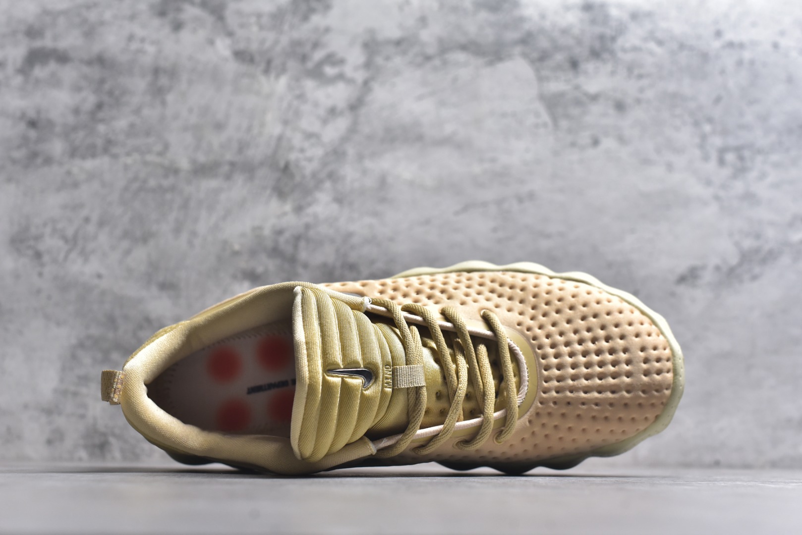 图片[4]-#NK Mind 002 黑科技足底按摩舒适贴合训练鞋 HQ4308-200 该系列首作 Mind 001 从神经科学中汲取灵感，打造出一款不仅外观独特，更能为穿着者带来别样感知体验的球鞋，此次新作将继续延续此核心方向。历时十年打磨的 Mind 系列，承载着 Nike 对未来鞋款的愿景呈现。系列中的每双鞋，外底均由 22 个独立泡沫结节构成，旨在模拟赤足般的体验。这些结节通过与足底感官感受器的相互作用，从而促进人体的自然步态。实拍调校N版已经零色差零失真 百分百还原实物色彩所见即所得 不存在货不对板色差等低级问题 选购参考实物拍摄 不混卖不参货 只用心做好货严格选品 承诺混一赔十 尺码：36 36.5 37.5 38 38.5 39 40 40.5 41 42 42.5 43 44 44.5 45-选品中心