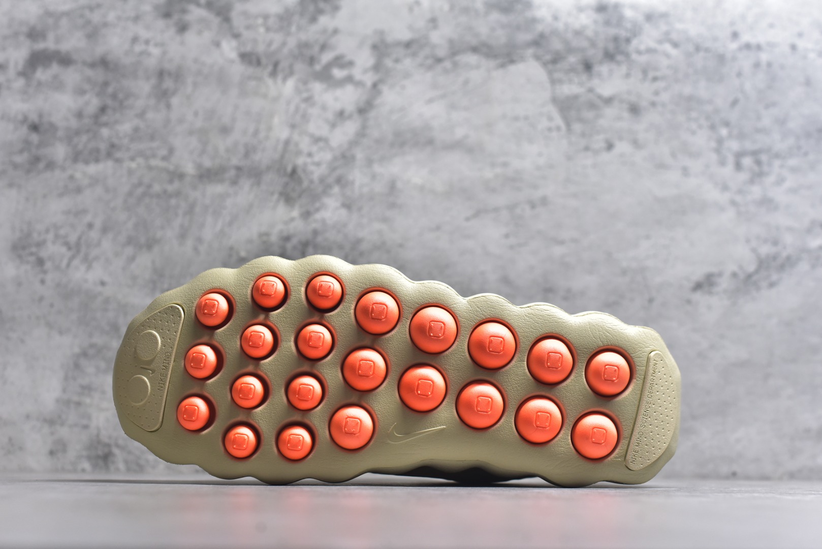 图片[6]-#NK Mind 002 黑科技足底按摩舒适贴合训练鞋 HQ4308-200 该系列首作 Mind 001 从神经科学中汲取灵感，打造出一款不仅外观独特，更能为穿着者带来别样感知体验的球鞋，此次新作将继续延续此核心方向。历时十年打磨的 Mind 系列，承载着 Nike 对未来鞋款的愿景呈现。系列中的每双鞋，外底均由 22 个独立泡沫结节构成，旨在模拟赤足般的体验。这些结节通过与足底感官感受器的相互作用，从而促进人体的自然步态。实拍调校N版已经零色差零失真 百分百还原实物色彩所见即所得 不存在货不对板色差等低级问题 选购参考实物拍摄 不混卖不参货 只用心做好货严格选品 承诺混一赔十 尺码：36 36.5 37.5 38 38.5 39 40 40.5 41 42 42.5 43 44 44.5 45-选品中心