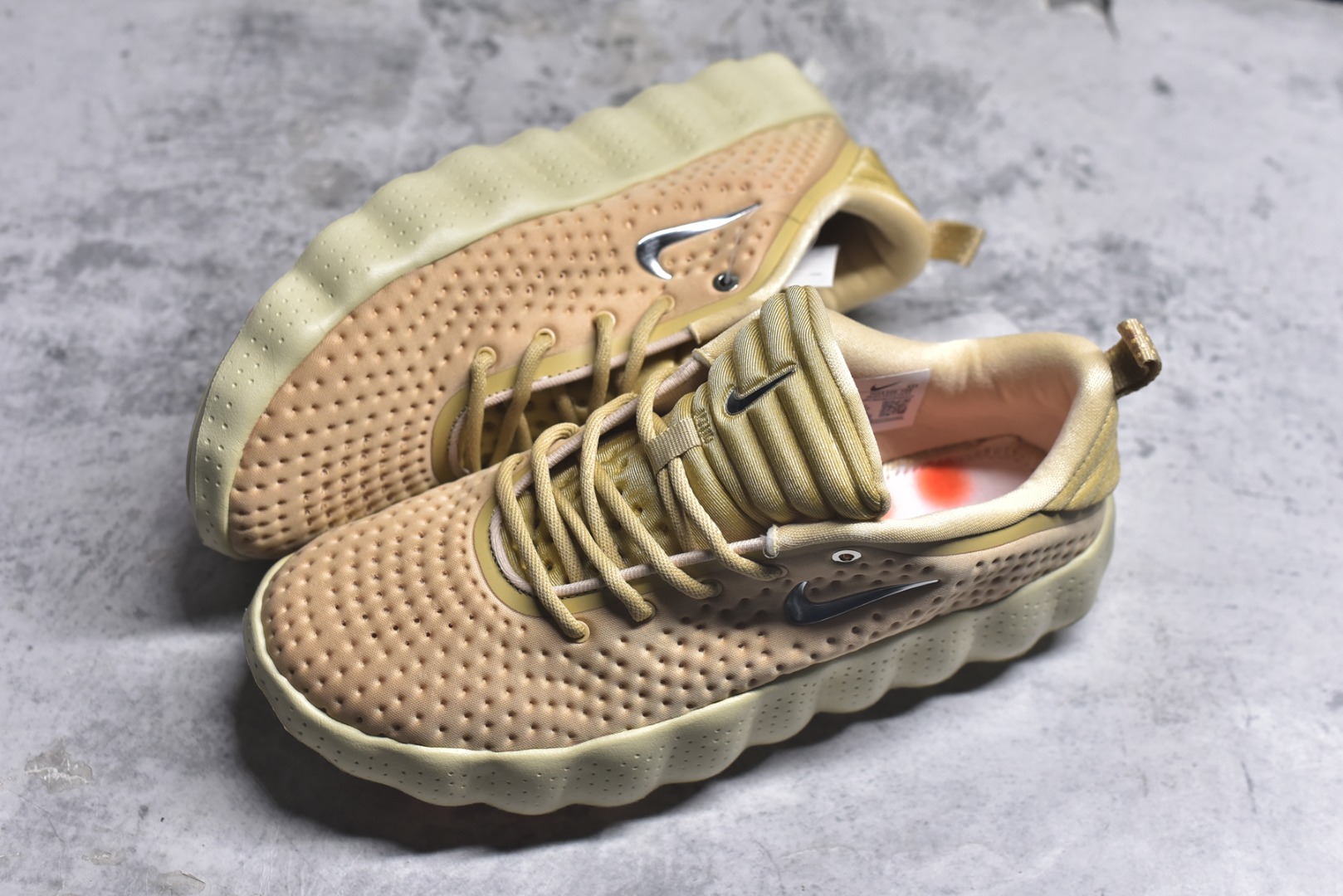 图片[7]-#NK Mind 002 黑科技足底按摩舒适贴合训练鞋 HQ4308-200 该系列首作 Mind 001 从神经科学中汲取灵感，打造出一款不仅外观独特，更能为穿着者带来别样感知体验的球鞋，此次新作将继续延续此核心方向。历时十年打磨的 Mind 系列，承载着 Nike 对未来鞋款的愿景呈现。系列中的每双鞋，外底均由 22 个独立泡沫结节构成，旨在模拟赤足般的体验。这些结节通过与足底感官感受器的相互作用，从而促进人体的自然步态。实拍调校N版已经零色差零失真 百分百还原实物色彩所见即所得 不存在货不对板色差等低级问题 选购参考实物拍摄 不混卖不参货 只用心做好货严格选品 承诺混一赔十 尺码：36 36.5 37.5 38 38.5 39 40 40.5 41 42 42.5 43 44 44.5 45-选品中心