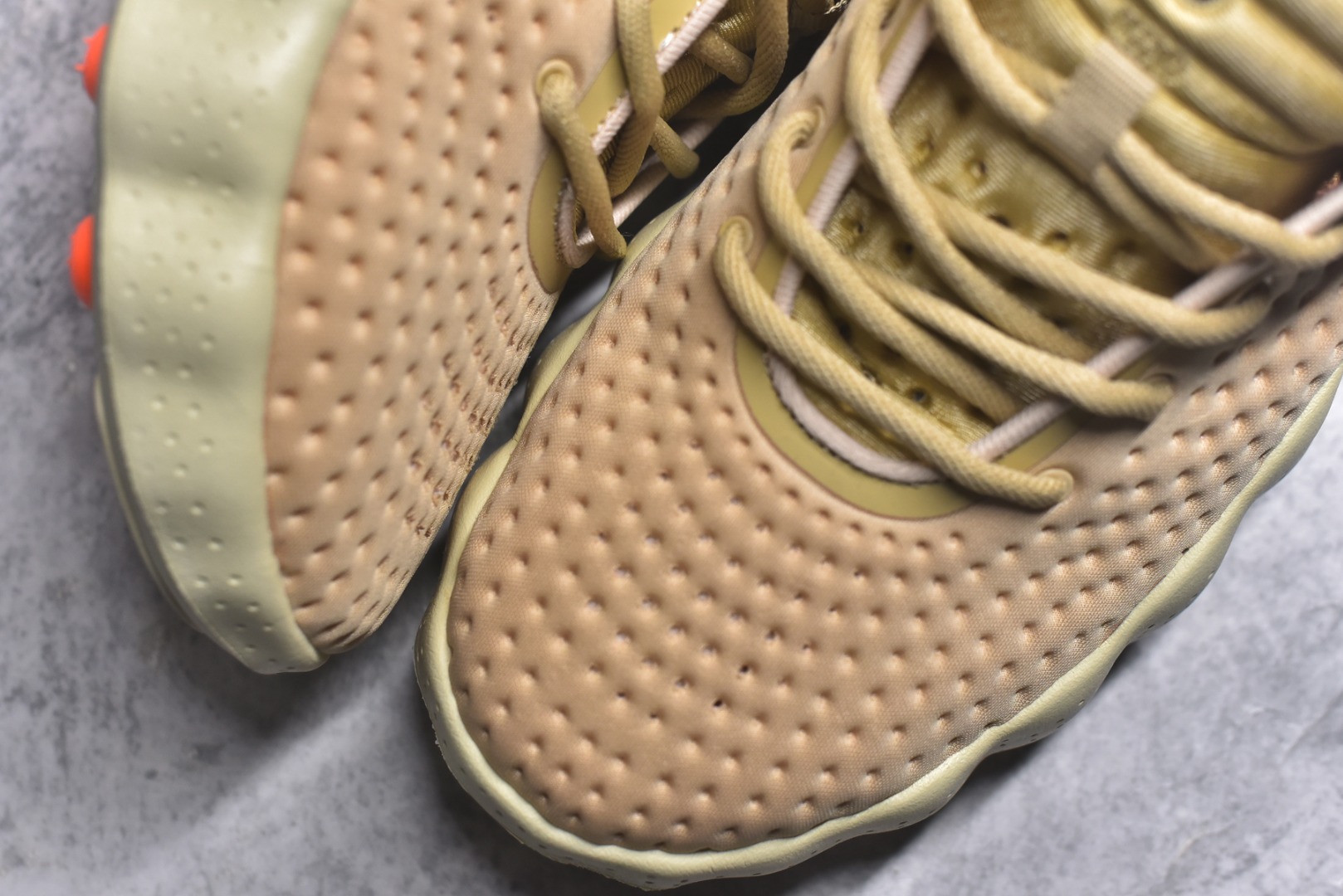 图片[8]-#NK Mind 002 黑科技足底按摩舒适贴合训练鞋 HQ4308-200 该系列首作 Mind 001 从神经科学中汲取灵感，打造出一款不仅外观独特，更能为穿着者带来别样感知体验的球鞋，此次新作将继续延续此核心方向。历时十年打磨的 Mind 系列，承载着 Nike 对未来鞋款的愿景呈现。系列中的每双鞋，外底均由 22 个独立泡沫结节构成，旨在模拟赤足般的体验。这些结节通过与足底感官感受器的相互作用，从而促进人体的自然步态。实拍调校N版已经零色差零失真 百分百还原实物色彩所见即所得 不存在货不对板色差等低级问题 选购参考实物拍摄 不混卖不参货 只用心做好货严格选品 承诺混一赔十 尺码：36 36.5 37.5 38 38.5 39 40 40.5 41 42 42.5 43 44 44.5 45-选品中心