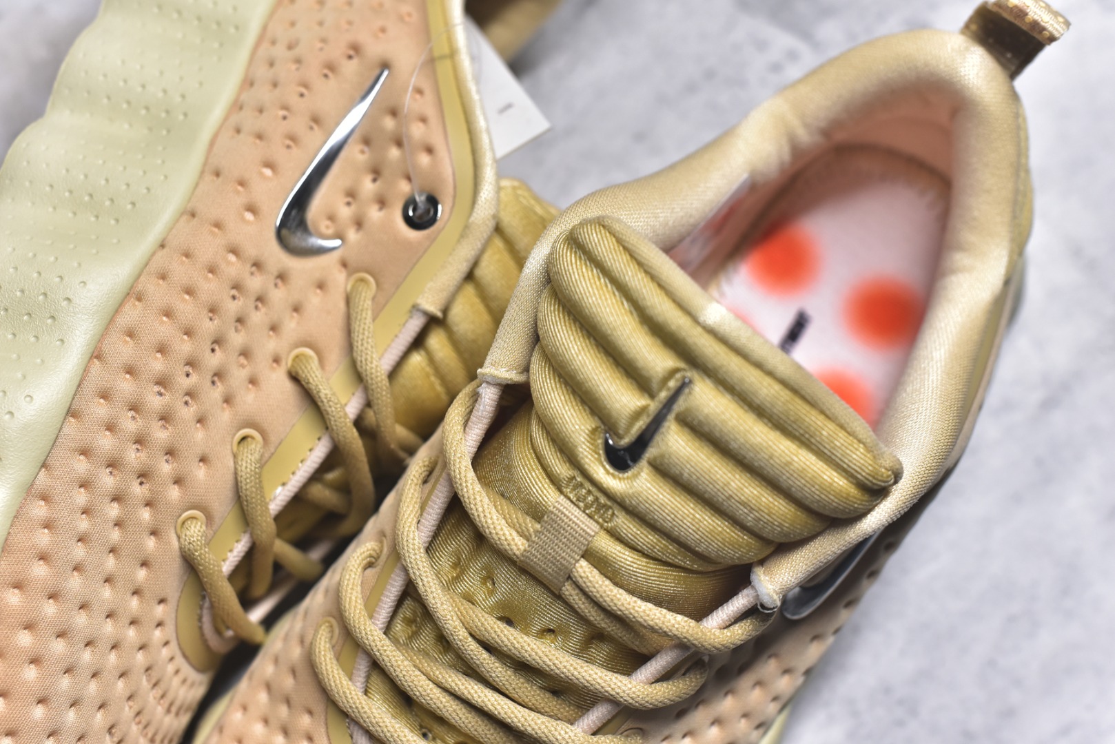 图片[9]-#NK Mind 002 黑科技足底按摩舒适贴合训练鞋 HQ4308-200 该系列首作 Mind 001 从神经科学中汲取灵感，打造出一款不仅外观独特，更能为穿着者带来别样感知体验的球鞋，此次新作将继续延续此核心方向。历时十年打磨的 Mind 系列，承载着 Nike 对未来鞋款的愿景呈现。系列中的每双鞋，外底均由 22 个独立泡沫结节构成，旨在模拟赤足般的体验。这些结节通过与足底感官感受器的相互作用，从而促进人体的自然步态。实拍调校N版已经零色差零失真 百分百还原实物色彩所见即所得 不存在货不对板色差等低级问题 选购参考实物拍摄 不混卖不参货 只用心做好货严格选品 承诺混一赔十 尺码：36 36.5 37.5 38 38.5 39 40 40.5 41 42 42.5 43 44 44.5 45-选品中心