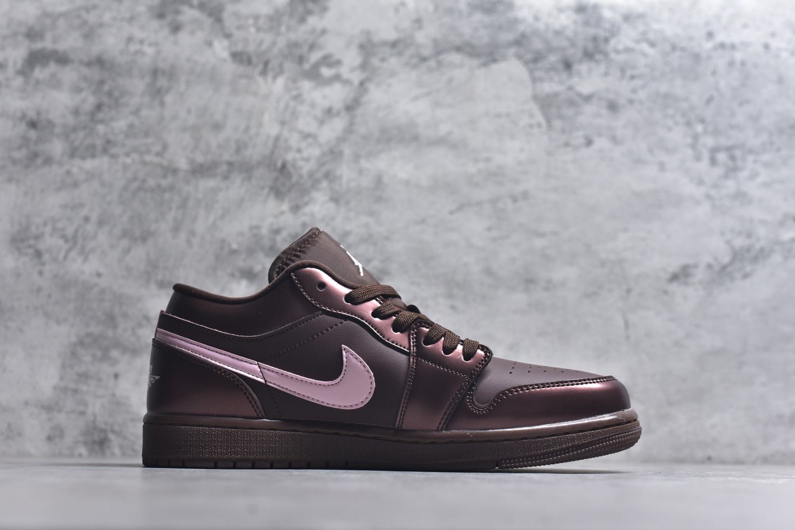 图片[3]-#Air Jordan AJ1 Low 低帮 IQ9787-262 全新流水线出品 DT版本唯一平替选择 市场第二梯队最强版 全部原鞋开发 原楦原纸板开发 全鞋电脑针车 原厂内置全掌气垫 原盒内在原标 唯一Zp原版鞋带绑法 免检产品 全新2022版型 全头层皮料 完美零毛边处理 原厂配置全掌气垫 价格定位良心 几十个配色陆续出货 实拍调校N版已经零色差零失真 百分百还原实物色彩所见即所得 不存在货不对板色差等低级问题 选购参考实物拍摄 不混卖不参货 只用心做好货严格选品 承诺混一赔十 尺码：36 36.5 37.5 38 38.5 39 40 40.5 41 42 42.5 43 44 44.5 45-选品中心