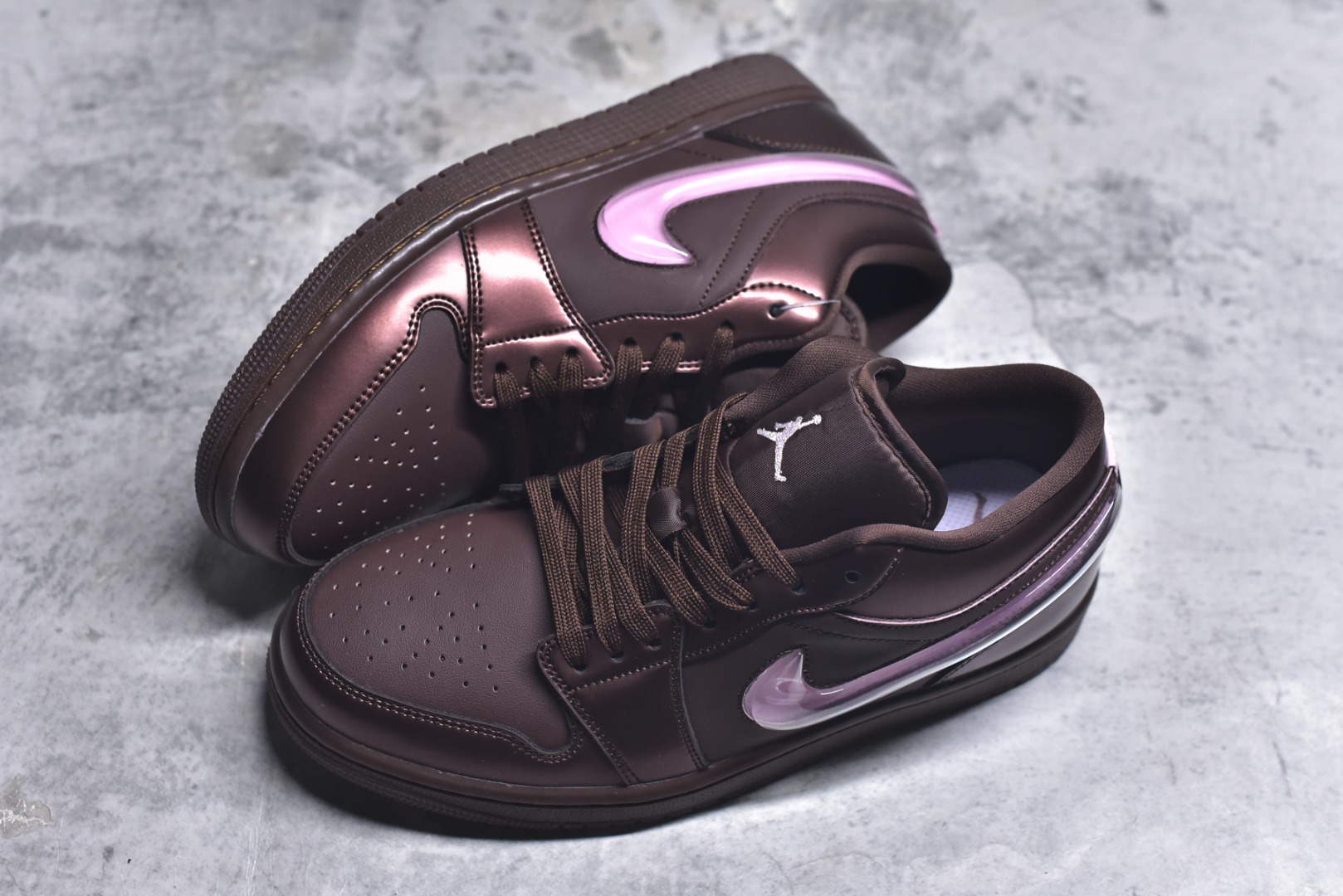 图片[7]-#Air Jordan AJ1 Low 低帮 IQ9787-262 全新流水线出品 DT版本唯一平替选择 市场第二梯队最强版 全部原鞋开发 原楦原纸板开发 全鞋电脑针车 原厂内置全掌气垫 原盒内在原标 唯一Zp原版鞋带绑法 免检产品 全新2022版型 全头层皮料 完美零毛边处理 原厂配置全掌气垫 价格定位良心 几十个配色陆续出货 实拍调校N版已经零色差零失真 百分百还原实物色彩所见即所得 不存在货不对板色差等低级问题 选购参考实物拍摄 不混卖不参货 只用心做好货严格选品 承诺混一赔十 尺码：36 36.5 37.5 38 38.5 39 40 40.5 41 42 42.5 43 44 44.5 45-选品中心