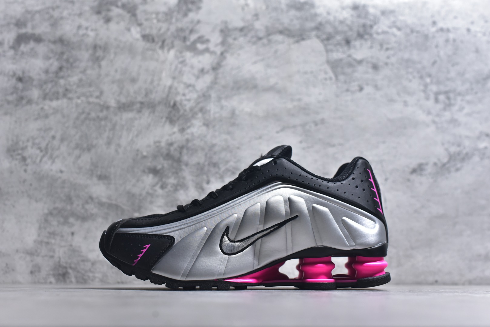 #Nike Shox OG R4气柱减震器科技前卫超跑慢跑鞋 AR3565-012 男女鞋真标半码制 正确原装数据开发楦型 外置超大气柱大底 金属质感鞋面＋科幻气息十足Nike Shox R4 于 2000 年首次亮相，流线型的鞋身以及外置气柱的设计使它在当时倍受欢迎。此次复刻回归，整体以黑银配色示人，依旧采用经典的皮革材质，鞋身侧面有银色刺绣 Swoosh，相较于 OG 配色的红色气柱，这次采用了黑色气柱进行点缀，更加具有战斗气息。另一双鞋采用白色搭配金属银作为鞋面主色调，搭载纯白色鞋底，辅以橙色点缀细节，透气孔设计的加入，更加完善了上脚的体验感，让这双鞋在穿着舒适的同时也更具时尚感。 尺码：36 36.5 37.5 38 38.5 39 40 40.5 41 42 42.5 43 44 44.5 45-选品中心
