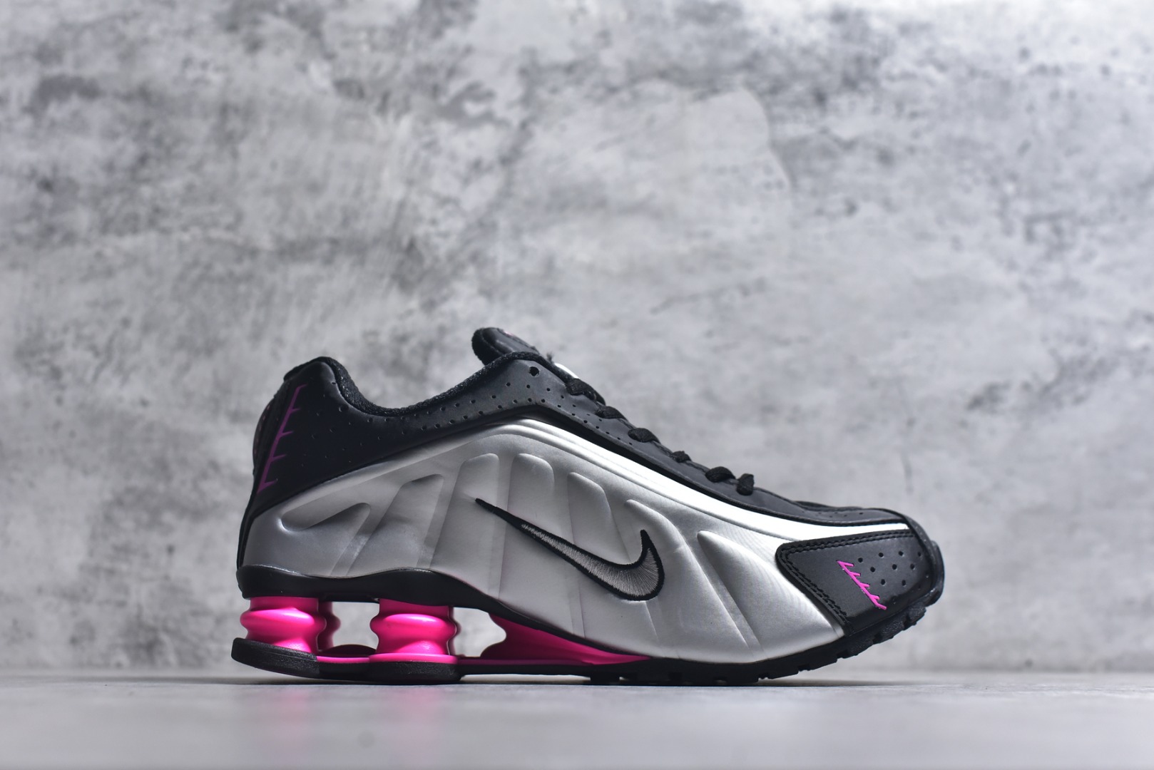 图片[3]-#Nike Shox OG R4气柱减震器科技前卫超跑慢跑鞋 AR3565-012 男女鞋真标半码制 正确原装数据开发楦型 外置超大气柱大底 金属质感鞋面＋科幻气息十足Nike Shox R4 于 2000 年首次亮相，流线型的鞋身以及外置气柱的设计使它在当时倍受欢迎。此次复刻回归，整体以黑银配色示人，依旧采用经典的皮革材质，鞋身侧面有银色刺绣 Swoosh，相较于 OG 配色的红色气柱，这次采用了黑色气柱进行点缀，更加具有战斗气息。另一双鞋采用白色搭配金属银作为鞋面主色调，搭载纯白色鞋底，辅以橙色点缀细节，透气孔设计的加入，更加完善了上脚的体验感，让这双鞋在穿着舒适的同时也更具时尚感。 尺码：36 36.5 37.5 38 38.5 39 40 40.5 41 42 42.5 43 44 44.5 45-选品中心