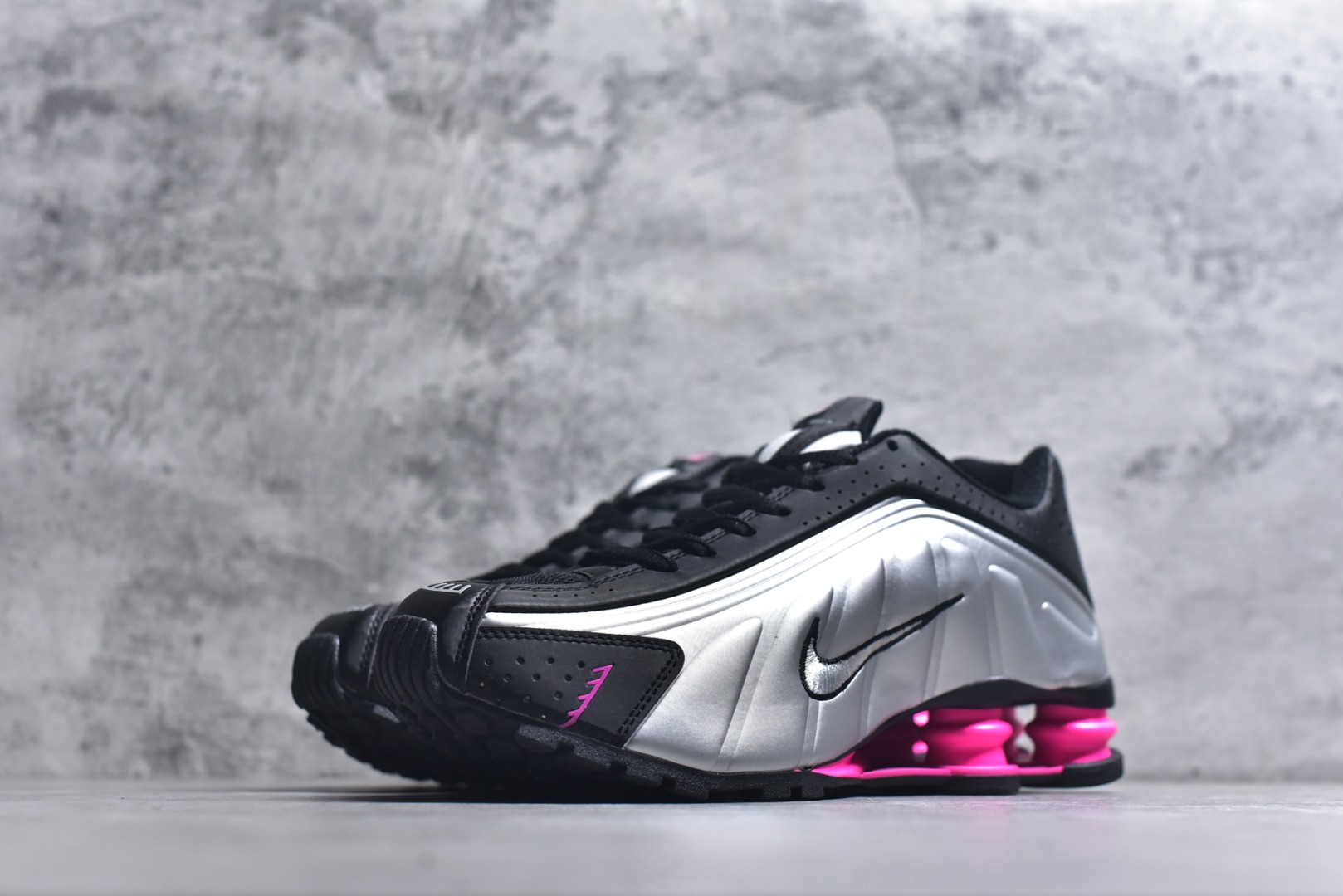 图片[2]-#Nike Shox OG R4气柱减震器科技前卫超跑慢跑鞋 AR3565-012 男女鞋真标半码制 正确原装数据开发楦型 外置超大气柱大底 金属质感鞋面＋科幻气息十足Nike Shox R4 于 2000 年首次亮相，流线型的鞋身以及外置气柱的设计使它在当时倍受欢迎。此次复刻回归，整体以黑银配色示人，依旧采用经典的皮革材质，鞋身侧面有银色刺绣 Swoosh，相较于 OG 配色的红色气柱，这次采用了黑色气柱进行点缀，更加具有战斗气息。另一双鞋采用白色搭配金属银作为鞋面主色调，搭载纯白色鞋底，辅以橙色点缀细节，透气孔设计的加入，更加完善了上脚的体验感，让这双鞋在穿着舒适的同时也更具时尚感。 尺码：36 36.5 37.5 38 38.5 39 40 40.5 41 42 42.5 43 44 44.5 45-选品中心