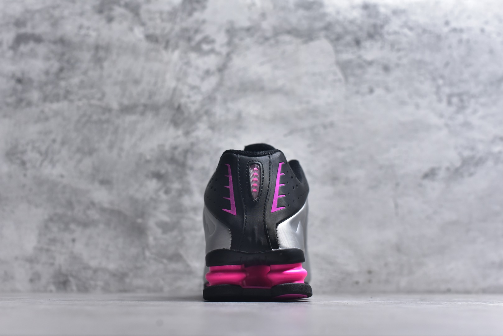 图片[5]-#Nike Shox OG R4气柱减震器科技前卫超跑慢跑鞋 AR3565-012 男女鞋真标半码制 正确原装数据开发楦型 外置超大气柱大底 金属质感鞋面＋科幻气息十足Nike Shox R4 于 2000 年首次亮相，流线型的鞋身以及外置气柱的设计使它在当时倍受欢迎。此次复刻回归，整体以黑银配色示人，依旧采用经典的皮革材质，鞋身侧面有银色刺绣 Swoosh，相较于 OG 配色的红色气柱，这次采用了黑色气柱进行点缀，更加具有战斗气息。另一双鞋采用白色搭配金属银作为鞋面主色调，搭载纯白色鞋底，辅以橙色点缀细节，透气孔设计的加入，更加完善了上脚的体验感，让这双鞋在穿着舒适的同时也更具时尚感。 尺码：36 36.5 37.5 38 38.5 39 40 40.5 41 42 42.5 43 44 44.5 45-选品中心