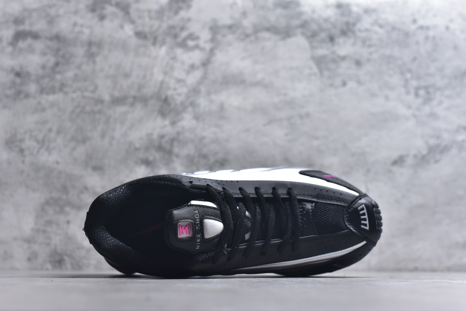 图片[4]-#Nike Shox OG R4气柱减震器科技前卫超跑慢跑鞋 AR3565-012 男女鞋真标半码制 正确原装数据开发楦型 外置超大气柱大底 金属质感鞋面＋科幻气息十足Nike Shox R4 于 2000 年首次亮相，流线型的鞋身以及外置气柱的设计使它在当时倍受欢迎。此次复刻回归，整体以黑银配色示人，依旧采用经典的皮革材质，鞋身侧面有银色刺绣 Swoosh，相较于 OG 配色的红色气柱，这次采用了黑色气柱进行点缀，更加具有战斗气息。另一双鞋采用白色搭配金属银作为鞋面主色调，搭载纯白色鞋底，辅以橙色点缀细节，透气孔设计的加入，更加完善了上脚的体验感，让这双鞋在穿着舒适的同时也更具时尚感。 尺码：36 36.5 37.5 38 38.5 39 40 40.5 41 42 42.5 43 44 44.5 45-选品中心