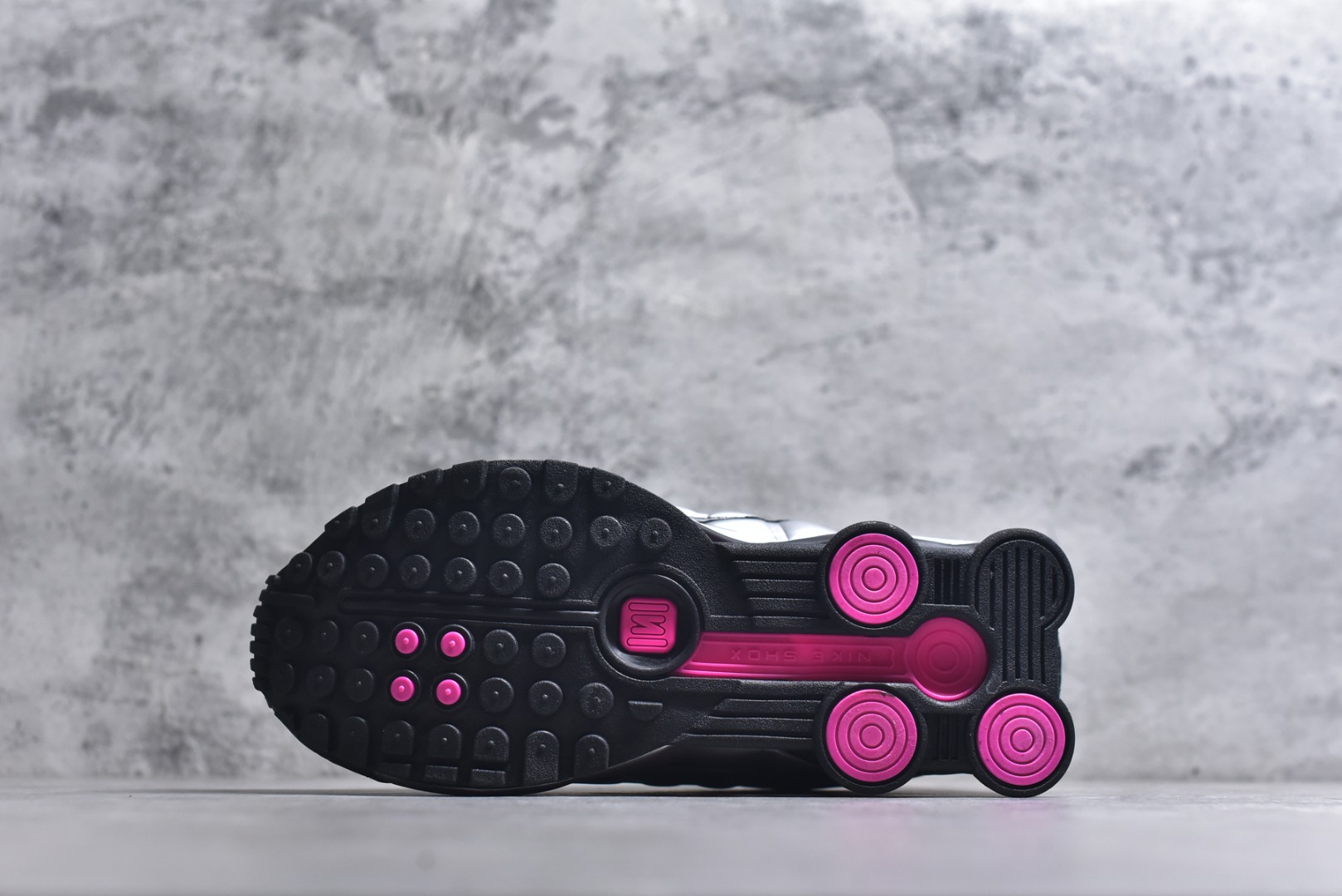 图片[6]-#Nike Shox OG R4气柱减震器科技前卫超跑慢跑鞋 AR3565-012 男女鞋真标半码制 正确原装数据开发楦型 外置超大气柱大底 金属质感鞋面＋科幻气息十足Nike Shox R4 于 2000 年首次亮相，流线型的鞋身以及外置气柱的设计使它在当时倍受欢迎。此次复刻回归，整体以黑银配色示人，依旧采用经典的皮革材质，鞋身侧面有银色刺绣 Swoosh，相较于 OG 配色的红色气柱，这次采用了黑色气柱进行点缀，更加具有战斗气息。另一双鞋采用白色搭配金属银作为鞋面主色调，搭载纯白色鞋底，辅以橙色点缀细节，透气孔设计的加入，更加完善了上脚的体验感，让这双鞋在穿着舒适的同时也更具时尚感。 尺码：36 36.5 37.5 38 38.5 39 40 40.5 41 42 42.5 43 44 44.5 45-选品中心