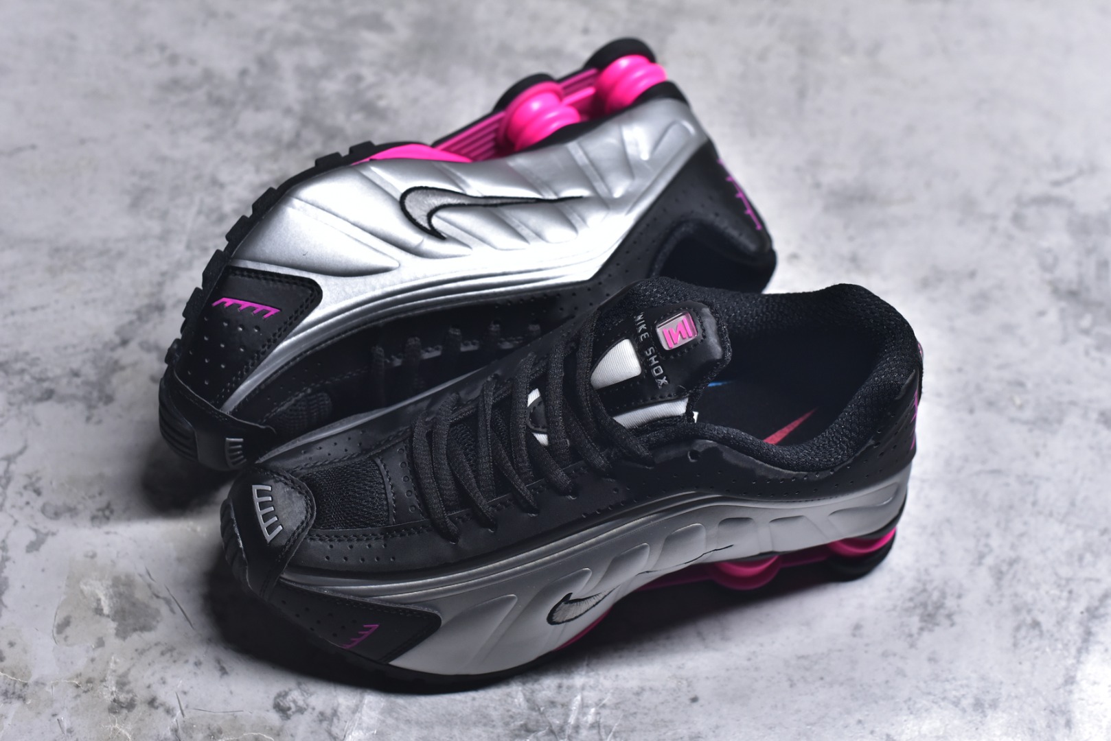 图片[7]-#Nike Shox OG R4气柱减震器科技前卫超跑慢跑鞋 AR3565-012 男女鞋真标半码制 正确原装数据开发楦型 外置超大气柱大底 金属质感鞋面＋科幻气息十足Nike Shox R4 于 2000 年首次亮相，流线型的鞋身以及外置气柱的设计使它在当时倍受欢迎。此次复刻回归，整体以黑银配色示人，依旧采用经典的皮革材质，鞋身侧面有银色刺绣 Swoosh，相较于 OG 配色的红色气柱，这次采用了黑色气柱进行点缀，更加具有战斗气息。另一双鞋采用白色搭配金属银作为鞋面主色调，搭载纯白色鞋底，辅以橙色点缀细节，透气孔设计的加入，更加完善了上脚的体验感，让这双鞋在穿着舒适的同时也更具时尚感。 尺码：36 36.5 37.5 38 38.5 39 40 40.5 41 42 42.5 43 44 44.5 45-选品中心
