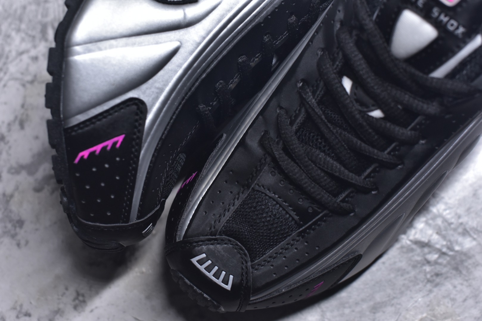 图片[8]-#Nike Shox OG R4气柱减震器科技前卫超跑慢跑鞋 AR3565-012 男女鞋真标半码制 正确原装数据开发楦型 外置超大气柱大底 金属质感鞋面＋科幻气息十足Nike Shox R4 于 2000 年首次亮相，流线型的鞋身以及外置气柱的设计使它在当时倍受欢迎。此次复刻回归，整体以黑银配色示人，依旧采用经典的皮革材质，鞋身侧面有银色刺绣 Swoosh，相较于 OG 配色的红色气柱，这次采用了黑色气柱进行点缀，更加具有战斗气息。另一双鞋采用白色搭配金属银作为鞋面主色调，搭载纯白色鞋底，辅以橙色点缀细节，透气孔设计的加入，更加完善了上脚的体验感，让这双鞋在穿着舒适的同时也更具时尚感。 尺码：36 36.5 37.5 38 38.5 39 40 40.5 41 42 42.5 43 44 44.5 45-选品中心