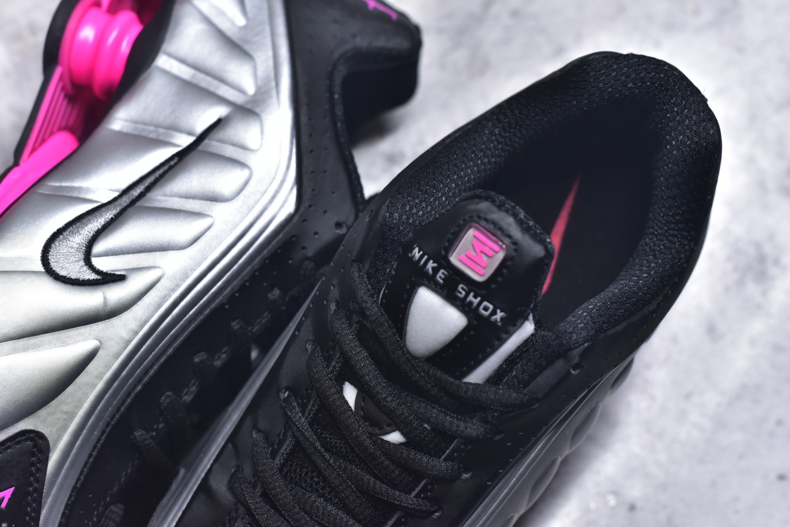 图片[9]-#Nike Shox OG R4气柱减震器科技前卫超跑慢跑鞋 AR3565-012 男女鞋真标半码制 正确原装数据开发楦型 外置超大气柱大底 金属质感鞋面＋科幻气息十足Nike Shox R4 于 2000 年首次亮相，流线型的鞋身以及外置气柱的设计使它在当时倍受欢迎。此次复刻回归，整体以黑银配色示人，依旧采用经典的皮革材质，鞋身侧面有银色刺绣 Swoosh，相较于 OG 配色的红色气柱，这次采用了黑色气柱进行点缀，更加具有战斗气息。另一双鞋采用白色搭配金属银作为鞋面主色调，搭载纯白色鞋底，辅以橙色点缀细节，透气孔设计的加入，更加完善了上脚的体验感，让这双鞋在穿着舒适的同时也更具时尚感。 尺码：36 36.5 37.5 38 38.5 39 40 40.5 41 42 42.5 43 44 44.5 45-选品中心