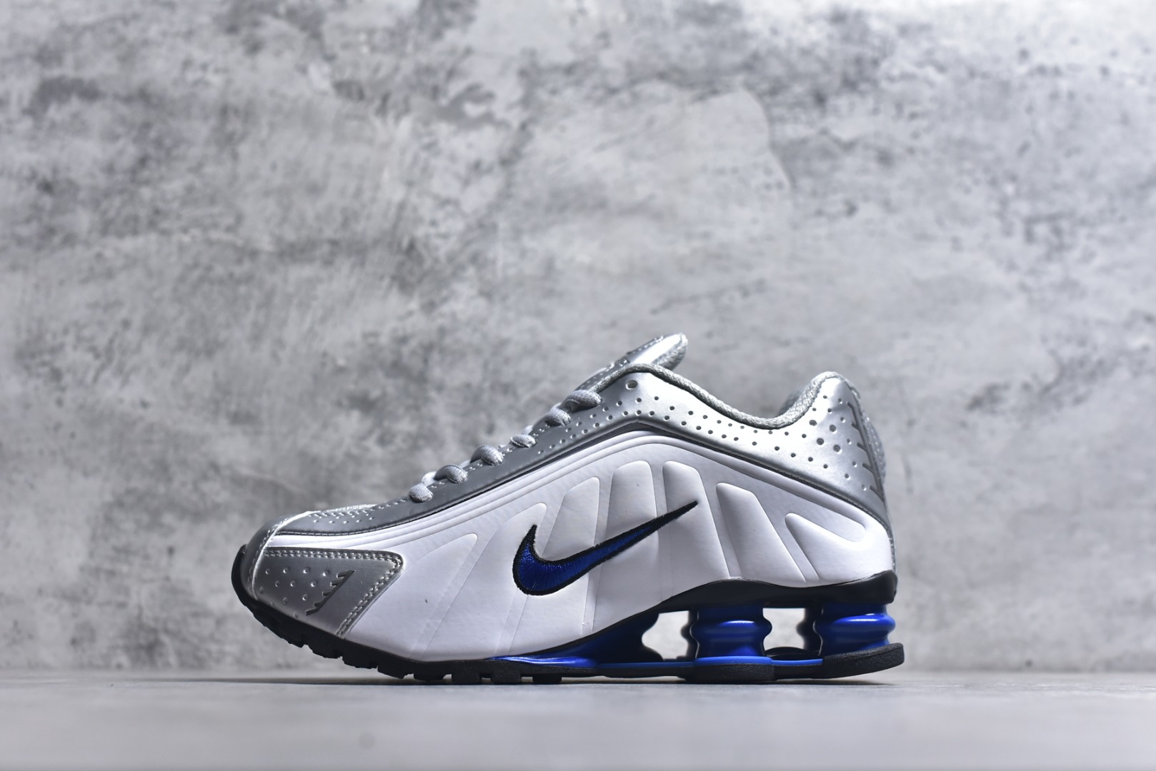 #Nike Shox OG R4气柱减震器科技前卫超跑慢跑鞋 HQ1988-100 男女鞋真标半码制 正确原装数据开发楦型 外置超大气柱大底 金属质感鞋面＋科幻气息十足Nike Shox R4 于 2000 年首次亮相，流线型的鞋身以及外置气柱的设计使它在当时倍受欢迎。此次复刻回归，整体以黑银配色示人，依旧采用经典的皮革材质，鞋身侧面有银色刺绣 Swoosh，相较于 OG 配色的红色气柱，这次采用了黑色气柱进行点缀，更加具有战斗气息。另一双鞋采用白色搭配金属银作为鞋面主色调，搭载纯白色鞋底，辅以橙色点缀细节，透气孔设计的加入，更加完善了上脚的体验感，让这双鞋在穿着舒适的同时也更具时尚感。 尺码：36 36.5 37.5 38 38.5 39 40 40.5 41 42 42.5 43 44 44.5 45\