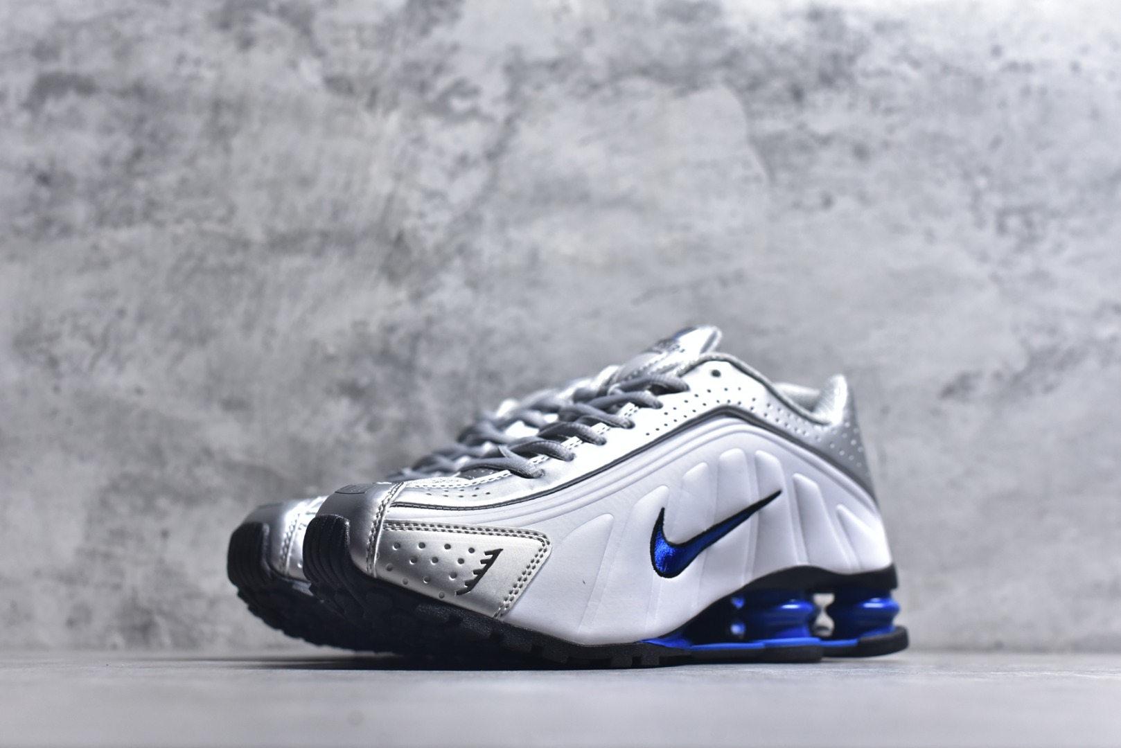 图片[2]-#Nike Shox OG R4气柱减震器科技前卫超跑慢跑鞋 HQ1988-100 男女鞋真标半码制 正确原装数据开发楦型 外置超大气柱大底 金属质感鞋面＋科幻气息十足Nike Shox R4 于 2000 年首次亮相，流线型的鞋身以及外置气柱的设计使它在当时倍受欢迎。此次复刻回归，整体以黑银配色示人，依旧采用经典的皮革材质，鞋身侧面有银色刺绣 Swoosh，相较于 OG 配色的红色气柱，这次采用了黑色气柱进行点缀，更加具有战斗气息。另一双鞋采用白色搭配金属银作为鞋面主色调，搭载纯白色鞋底，辅以橙色点缀细节，透气孔设计的加入，更加完善了上脚的体验感，让这双鞋在穿着舒适的同时也更具时尚感。 尺码：36 36.5 37.5 38 38.5 39 40 40.5 41 42 42.5 43 44 44.5 45\”},\”commodity\”：{\”imgsSrc\”：[\”https：//xcimg.szwego.com/img/d097968e/20260202/o_1jgf8lqd317mq53hte615acs2u1g.jpeg-选品中心