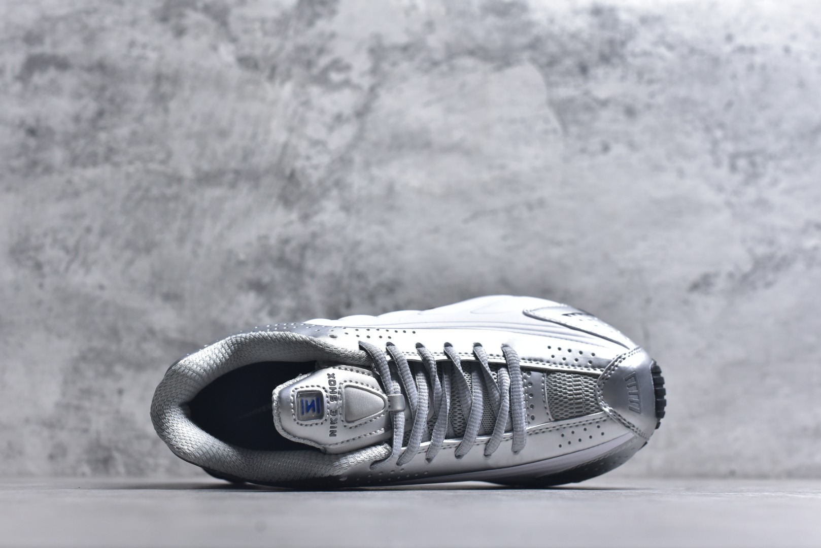 图片[4]-#Nike Shox OG R4气柱减震器科技前卫超跑慢跑鞋 HQ1988-100 男女鞋真标半码制 正确原装数据开发楦型 外置超大气柱大底 金属质感鞋面＋科幻气息十足Nike Shox R4 于 2000 年首次亮相，流线型的鞋身以及外置气柱的设计使它在当时倍受欢迎。此次复刻回归，整体以黑银配色示人，依旧采用经典的皮革材质，鞋身侧面有银色刺绣 Swoosh，相较于 OG 配色的红色气柱，这次采用了黑色气柱进行点缀，更加具有战斗气息。另一双鞋采用白色搭配金属银作为鞋面主色调，搭载纯白色鞋底，辅以橙色点缀细节，透气孔设计的加入，更加完善了上脚的体验感，让这双鞋在穿着舒适的同时也更具时尚感。 尺码：36 36.5 37.5 38 38.5 39 40 40.5 41 42 42.5 43 44 44.5 45\”},\”commodity\”：{\”imgsSrc\”：[\”https：//xcimg.szwego.com/img/d097968e/20260202/o_1jgf8lqd317mq53hte615acs2u1g.jpeg-选品中心