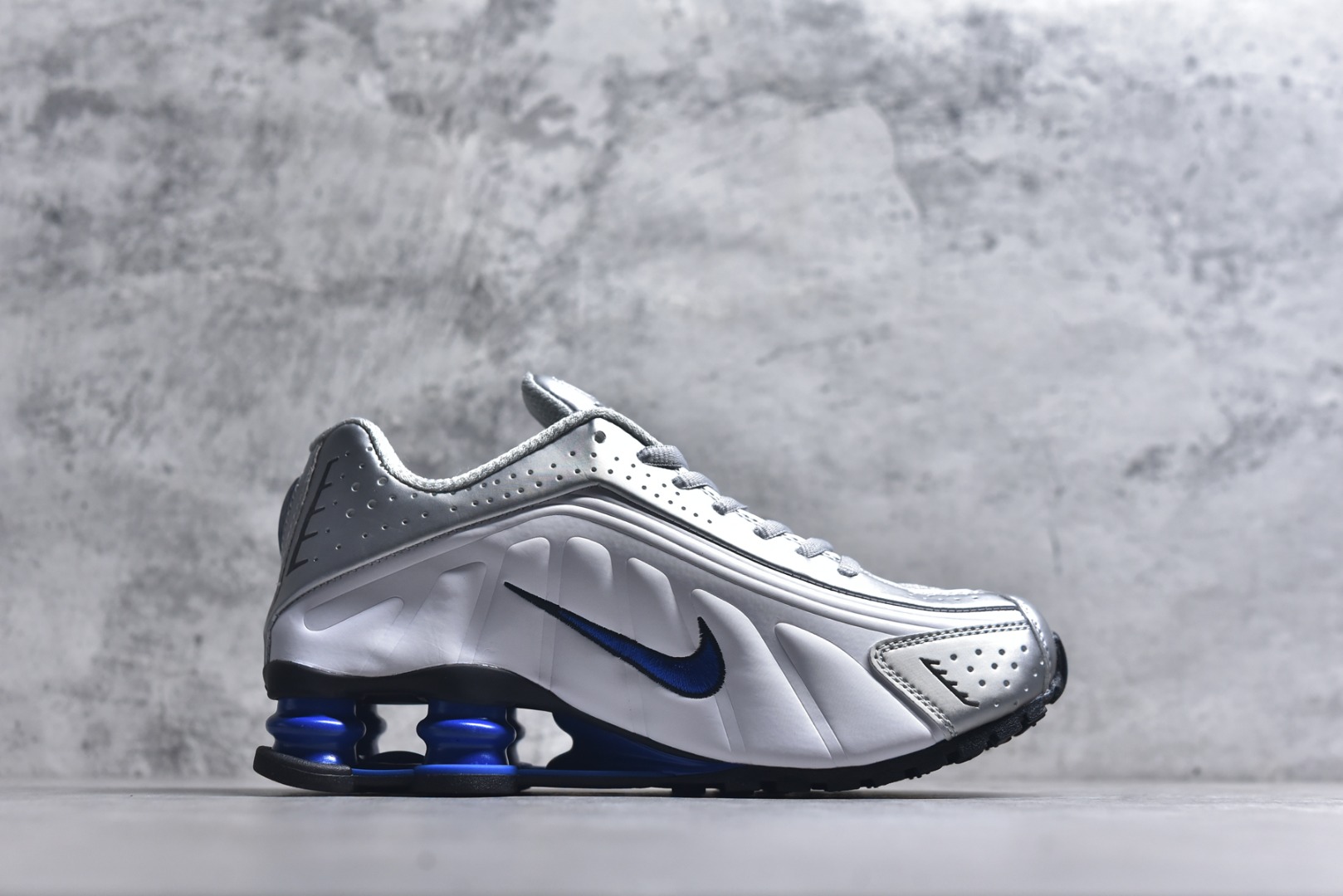 图片[3]-#Nike Shox OG R4气柱减震器科技前卫超跑慢跑鞋 HQ1988-100 男女鞋真标半码制 正确原装数据开发楦型 外置超大气柱大底 金属质感鞋面＋科幻气息十足Nike Shox R4 于 2000 年首次亮相，流线型的鞋身以及外置气柱的设计使它在当时倍受欢迎。此次复刻回归，整体以黑银配色示人，依旧采用经典的皮革材质，鞋身侧面有银色刺绣 Swoosh，相较于 OG 配色的红色气柱，这次采用了黑色气柱进行点缀，更加具有战斗气息。另一双鞋采用白色搭配金属银作为鞋面主色调，搭载纯白色鞋底，辅以橙色点缀细节，透气孔设计的加入，更加完善了上脚的体验感，让这双鞋在穿着舒适的同时也更具时尚感。 尺码：36 36.5 37.5 38 38.5 39 40 40.5 41 42 42.5 43 44 44.5 45\”},\”commodity\”：{\”imgsSrc\”：[\”https：//xcimg.szwego.com/img/d097968e/20260202/o_1jgf8lqd317mq53hte615acs2u1g.jpeg-选品中心