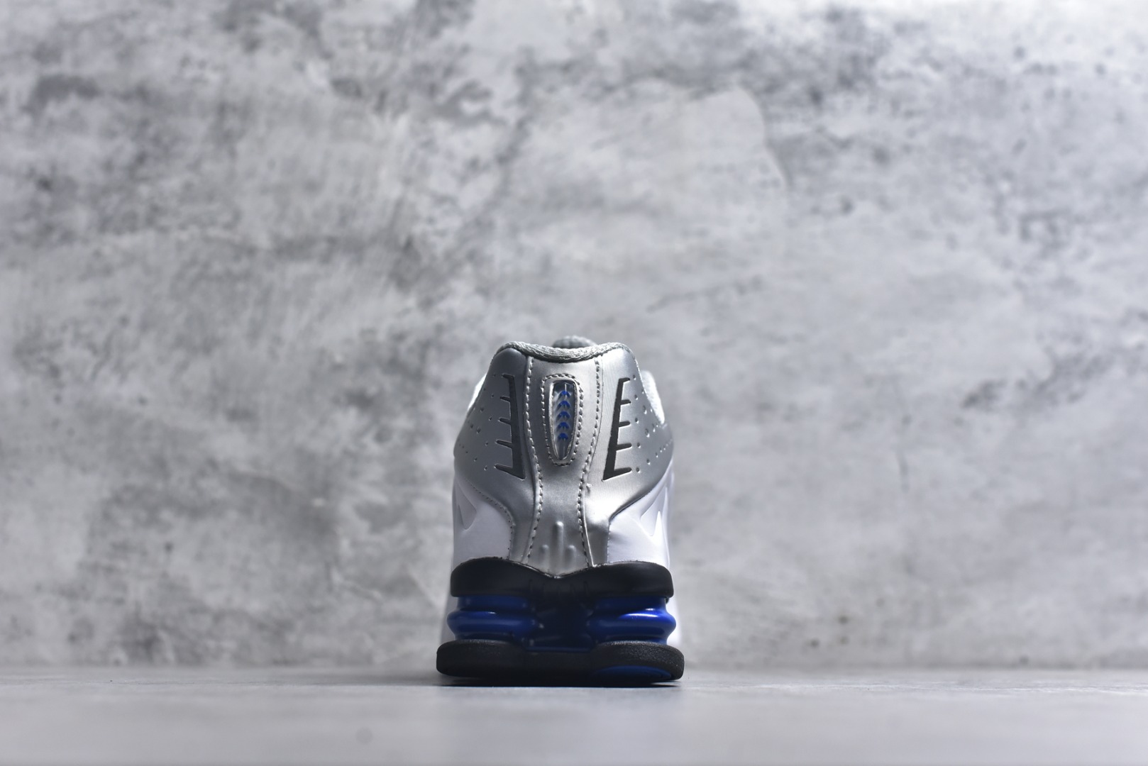 图片[5]-#Nike Shox OG R4气柱减震器科技前卫超跑慢跑鞋 HQ1988-100 男女鞋真标半码制 正确原装数据开发楦型 外置超大气柱大底 金属质感鞋面＋科幻气息十足Nike Shox R4 于 2000 年首次亮相，流线型的鞋身以及外置气柱的设计使它在当时倍受欢迎。此次复刻回归，整体以黑银配色示人，依旧采用经典的皮革材质，鞋身侧面有银色刺绣 Swoosh，相较于 OG 配色的红色气柱，这次采用了黑色气柱进行点缀，更加具有战斗气息。另一双鞋采用白色搭配金属银作为鞋面主色调，搭载纯白色鞋底，辅以橙色点缀细节，透气孔设计的加入，更加完善了上脚的体验感，让这双鞋在穿着舒适的同时也更具时尚感。 尺码：36 36.5 37.5 38 38.5 39 40 40.5 41 42 42.5 43 44 44.5 45\”},\”commodity\”：{\”imgsSrc\”：[\”https：//xcimg.szwego.com/img/d097968e/20260202/o_1jgf8lqd317mq53hte615acs2u1g.jpeg-选品中心