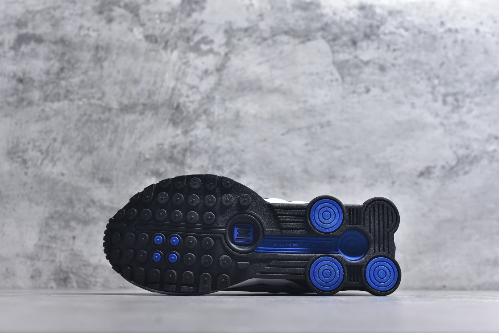 图片[6]-#Nike Shox OG R4气柱减震器科技前卫超跑慢跑鞋 HQ1988-100 男女鞋真标半码制 正确原装数据开发楦型 外置超大气柱大底 金属质感鞋面＋科幻气息十足Nike Shox R4 于 2000 年首次亮相，流线型的鞋身以及外置气柱的设计使它在当时倍受欢迎。此次复刻回归，整体以黑银配色示人，依旧采用经典的皮革材质，鞋身侧面有银色刺绣 Swoosh，相较于 OG 配色的红色气柱，这次采用了黑色气柱进行点缀，更加具有战斗气息。另一双鞋采用白色搭配金属银作为鞋面主色调，搭载纯白色鞋底，辅以橙色点缀细节，透气孔设计的加入，更加完善了上脚的体验感，让这双鞋在穿着舒适的同时也更具时尚感。 尺码：36 36.5 37.5 38 38.5 39 40 40.5 41 42 42.5 43 44 44.5 45\”},\”commodity\”：{\”imgsSrc\”：[\”https：//xcimg.szwego.com/img/d097968e/20260202/o_1jgf8lqd317mq53hte615acs2u1g.jpeg-选品中心