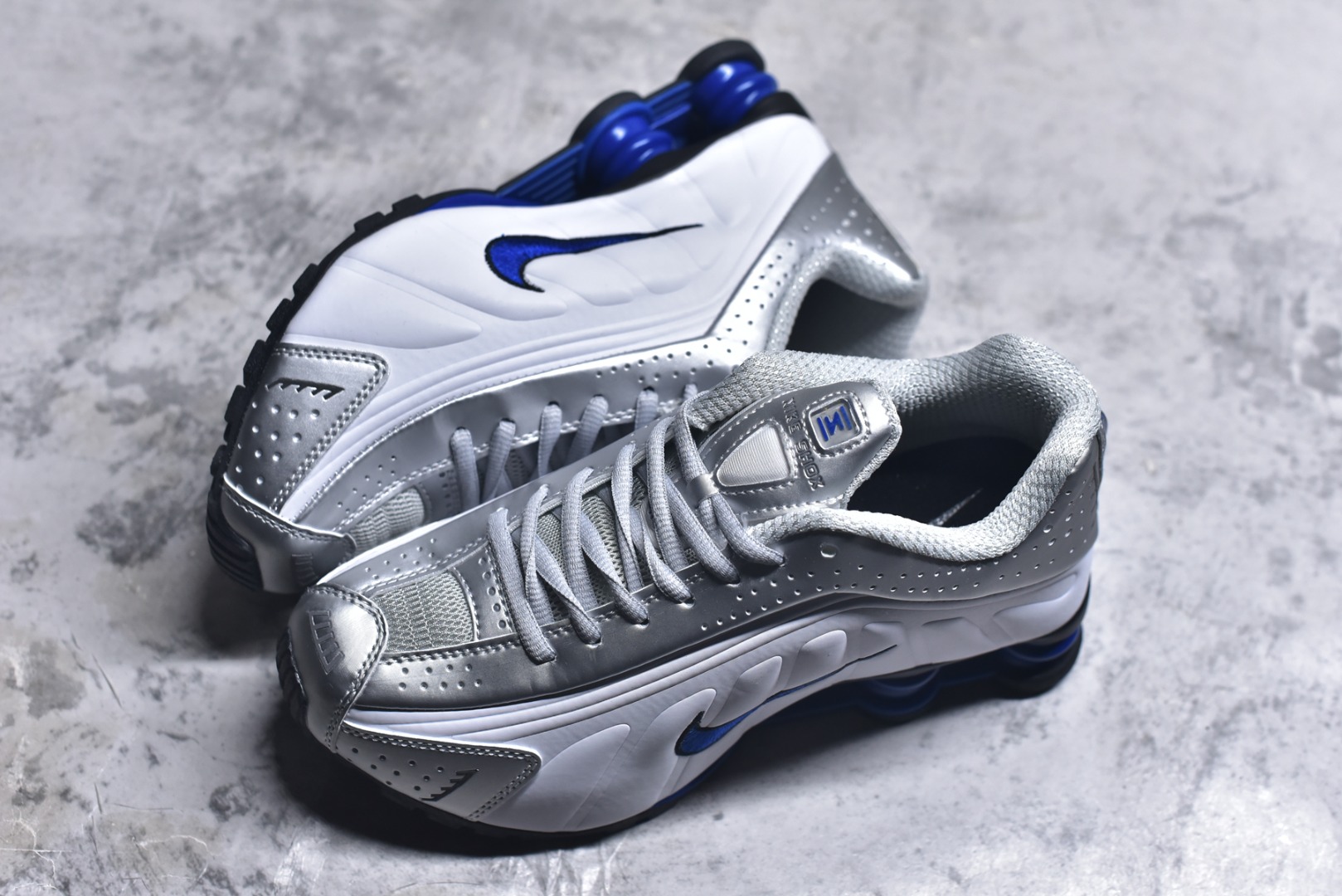 图片[7]-#Nike Shox OG R4气柱减震器科技前卫超跑慢跑鞋 HQ1988-100 男女鞋真标半码制 正确原装数据开发楦型 外置超大气柱大底 金属质感鞋面＋科幻气息十足Nike Shox R4 于 2000 年首次亮相，流线型的鞋身以及外置气柱的设计使它在当时倍受欢迎。此次复刻回归，整体以黑银配色示人，依旧采用经典的皮革材质，鞋身侧面有银色刺绣 Swoosh，相较于 OG 配色的红色气柱，这次采用了黑色气柱进行点缀，更加具有战斗气息。另一双鞋采用白色搭配金属银作为鞋面主色调，搭载纯白色鞋底，辅以橙色点缀细节，透气孔设计的加入，更加完善了上脚的体验感，让这双鞋在穿着舒适的同时也更具时尚感。 尺码：36 36.5 37.5 38 38.5 39 40 40.5 41 42 42.5 43 44 44.5 45\”},\”commodity\”：{\”imgsSrc\”：[\”https：//xcimg.szwego.com/img/d097968e/20260202/o_1jgf8lqd317mq53hte615acs2u1g.jpeg-选品中心