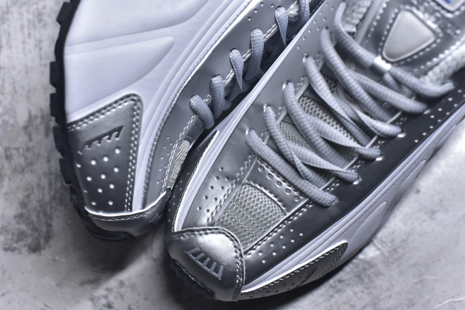 图片[8]-#Nike Shox OG R4气柱减震器科技前卫超跑慢跑鞋 HQ1988-100 男女鞋真标半码制 正确原装数据开发楦型 外置超大气柱大底 金属质感鞋面＋科幻气息十足Nike Shox R4 于 2000 年首次亮相，流线型的鞋身以及外置气柱的设计使它在当时倍受欢迎。此次复刻回归，整体以黑银配色示人，依旧采用经典的皮革材质，鞋身侧面有银色刺绣 Swoosh，相较于 OG 配色的红色气柱，这次采用了黑色气柱进行点缀，更加具有战斗气息。另一双鞋采用白色搭配金属银作为鞋面主色调，搭载纯白色鞋底，辅以橙色点缀细节，透气孔设计的加入，更加完善了上脚的体验感，让这双鞋在穿着舒适的同时也更具时尚感。 尺码：36 36.5 37.5 38 38.5 39 40 40.5 41 42 42.5 43 44 44.5 45\”},\”commodity\”：{\”imgsSrc\”：[\”https：//xcimg.szwego.com/img/d097968e/20260202/o_1jgf8lqd317mq53hte615acs2u1g.jpeg-选品中心