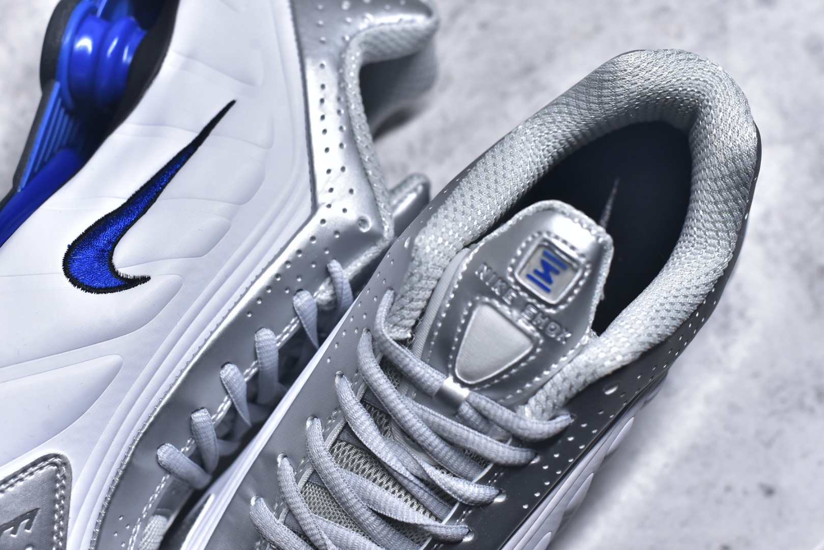 图片[9]-#Nike Shox OG R4气柱减震器科技前卫超跑慢跑鞋 HQ1988-100 男女鞋真标半码制 正确原装数据开发楦型 外置超大气柱大底 金属质感鞋面＋科幻气息十足Nike Shox R4 于 2000 年首次亮相，流线型的鞋身以及外置气柱的设计使它在当时倍受欢迎。此次复刻回归，整体以黑银配色示人，依旧采用经典的皮革材质，鞋身侧面有银色刺绣 Swoosh，相较于 OG 配色的红色气柱，这次采用了黑色气柱进行点缀，更加具有战斗气息。另一双鞋采用白色搭配金属银作为鞋面主色调，搭载纯白色鞋底，辅以橙色点缀细节，透气孔设计的加入，更加完善了上脚的体验感，让这双鞋在穿着舒适的同时也更具时尚感。 尺码：36 36.5 37.5 38 38.5 39 40 40.5 41 42 42.5 43 44 44.5 45\”},\”commodity\”：{\”imgsSrc\”：[\”https：//xcimg.szwego.com/img/d097968e/20260202/o_1jgf8lqd317mq53hte615acs2u1g.jpeg-选品中心