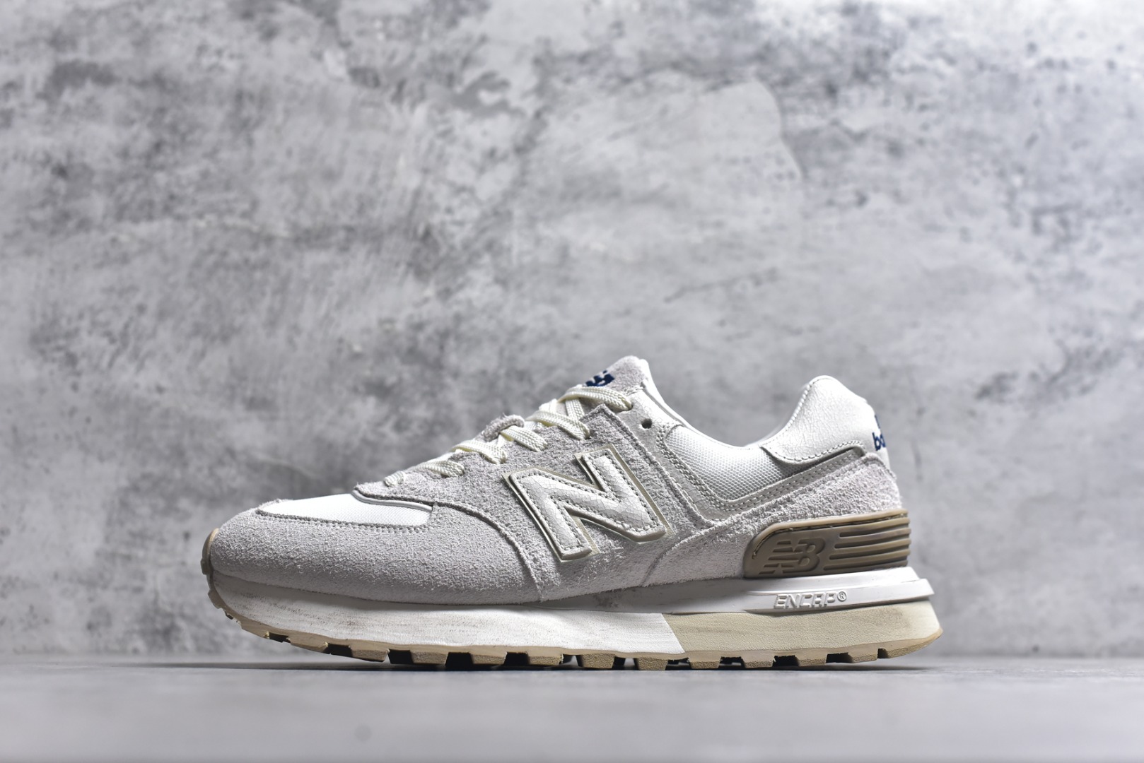 #New Balance NB 574米白色 复古运动跑步鞋 采用猪巴革组合网织物鞋面材质 全新4层组合独立私模大底 货号：U574LGRS 尺码：36 36.5 37.5 38 38.5 39 40 40.5 41.5 42 42.5 43 44 45-选品中心