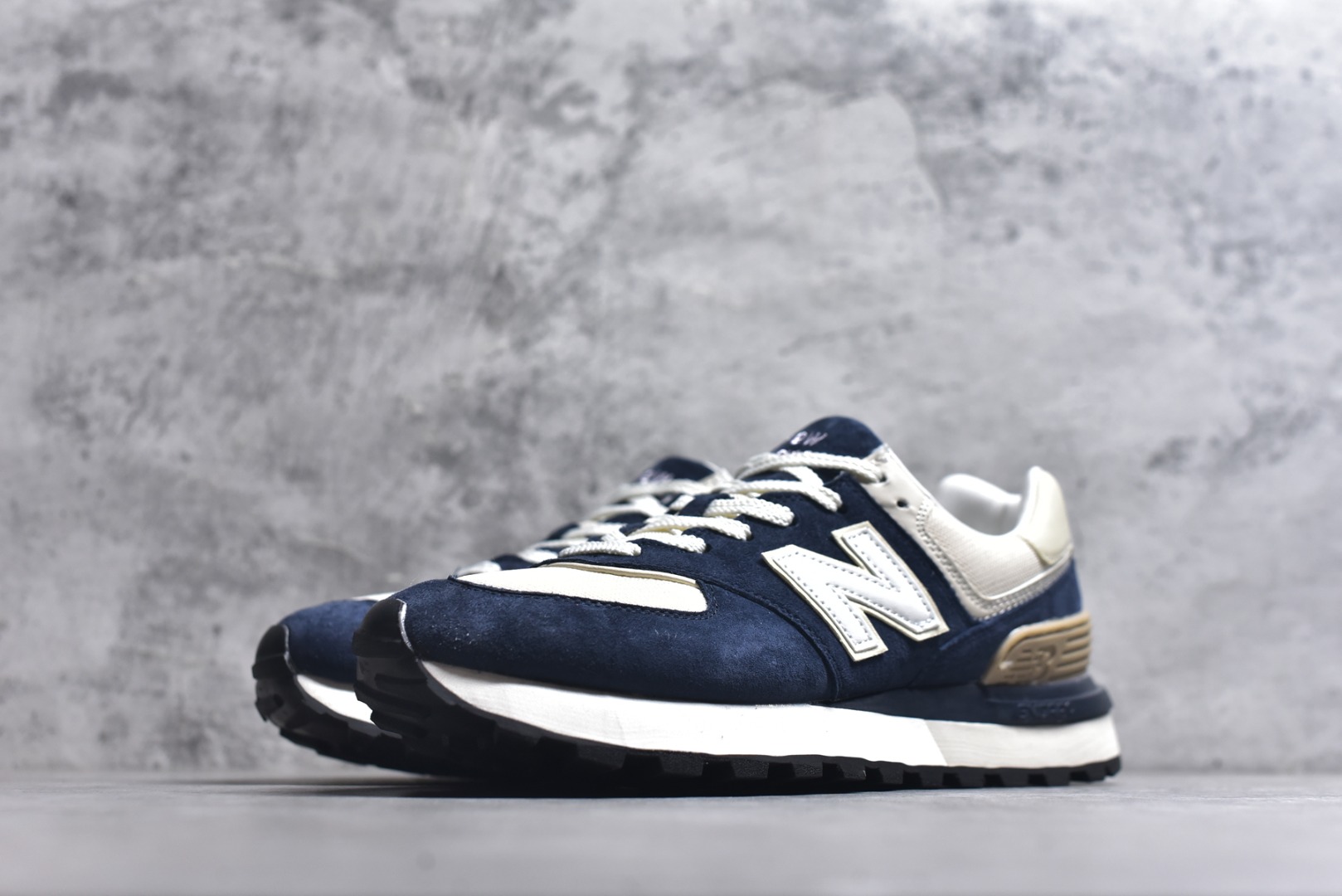 图片[2]-#New Balance NB 574蓝白色 复古运动跑步鞋 采用猪巴革组合网织物鞋面材质 全新4层组合独立私模大底 货号：U574LGRN 尺码：36 36.5 37.5 38 38.5 39 40 40.5 41.5 42 42.5 43 44 45-选品中心