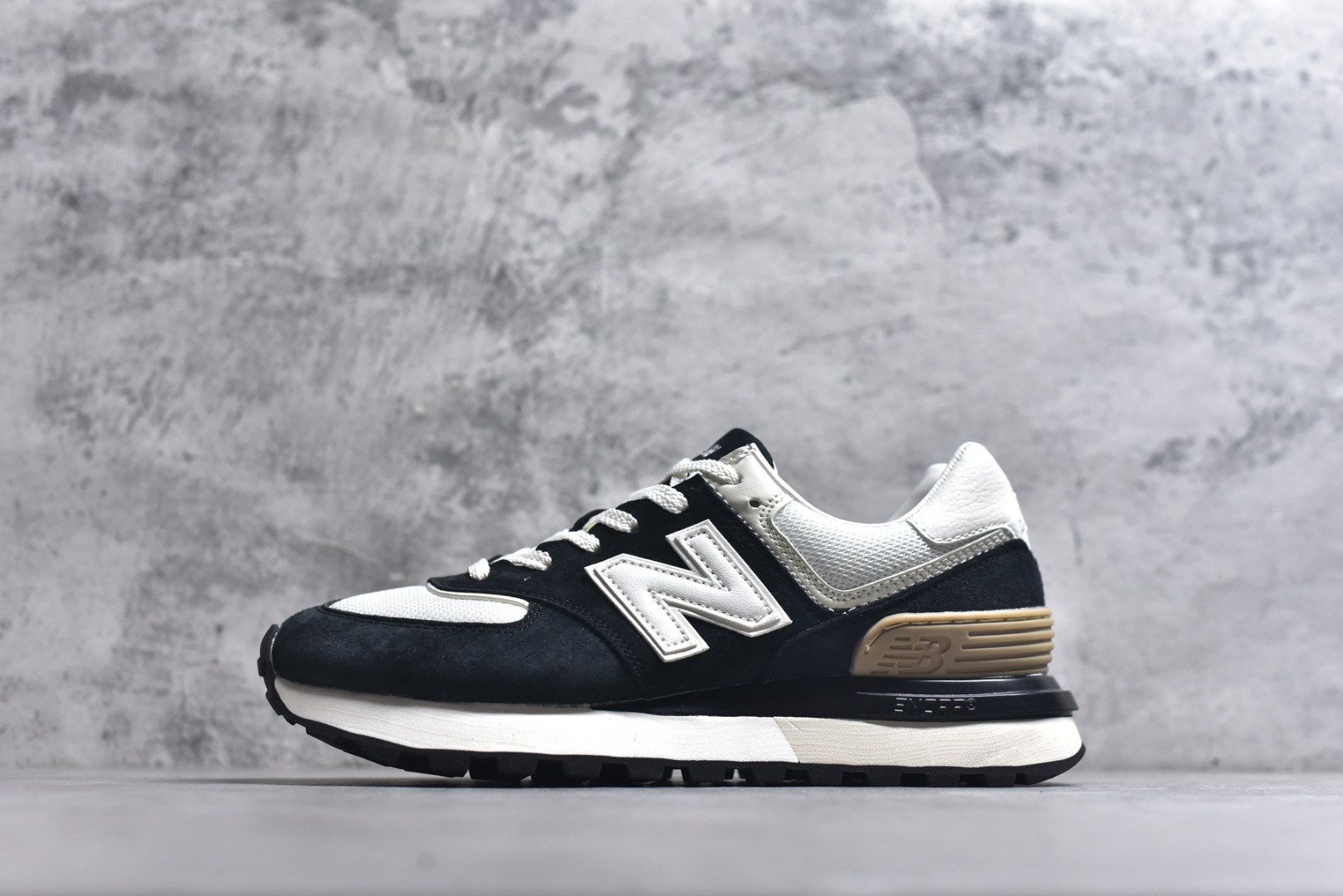 #New Balance NB 574黑白色 复古运动跑步鞋 采用猪巴革组合网织物鞋面材质 全新4层组合独立私模大底 货号：U574LGRA 尺码：36 36.5 37.5 38 38.5 39 40 40.5 41.5 42 42.5 43 44 45-选品中心