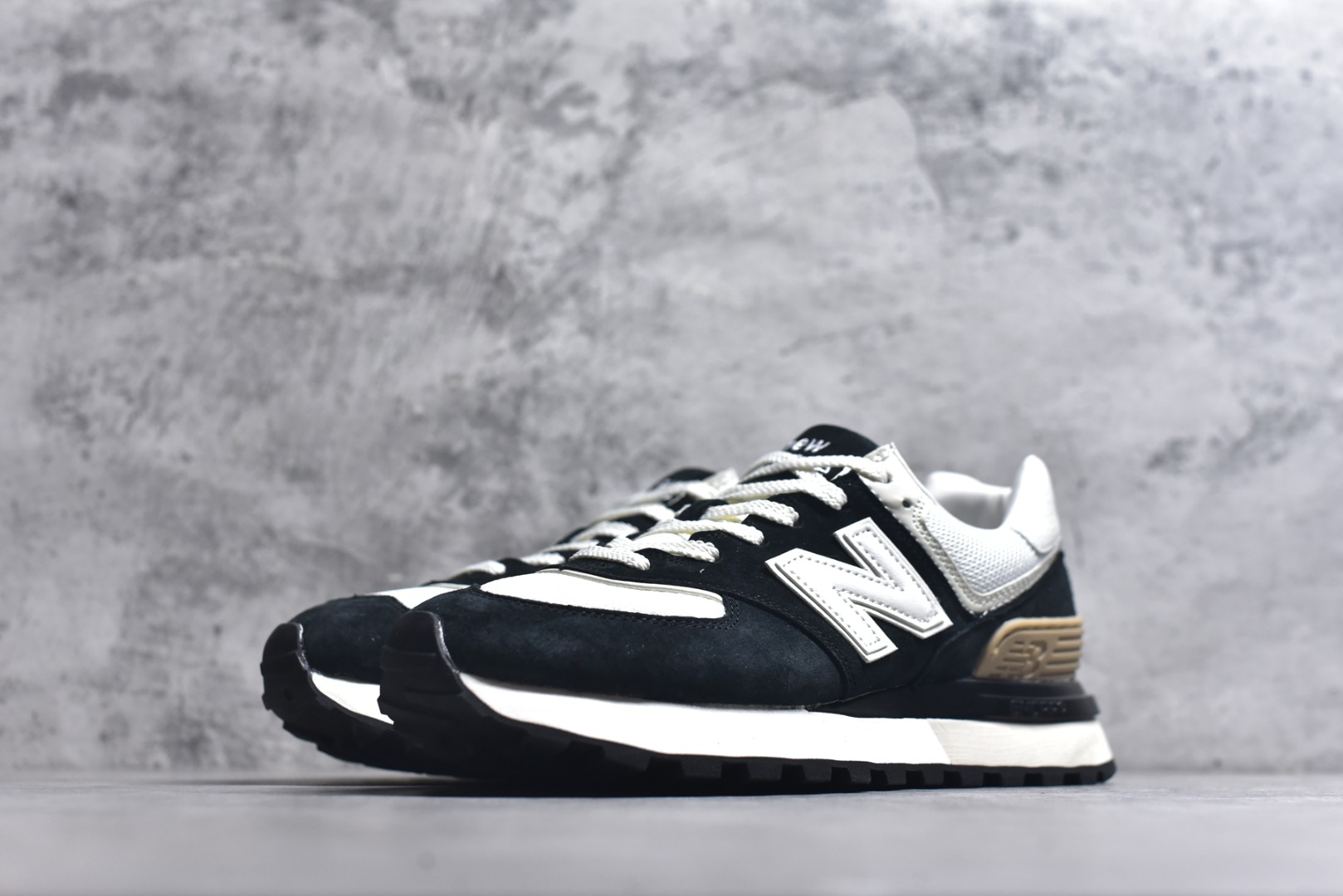 图片[2]-#New Balance NB 574黑白色 复古运动跑步鞋 采用猪巴革组合网织物鞋面材质 全新4层组合独立私模大底 货号：U574LGRA 尺码：36 36.5 37.5 38 38.5 39 40 40.5 41.5 42 42.5 43 44 45-选品中心