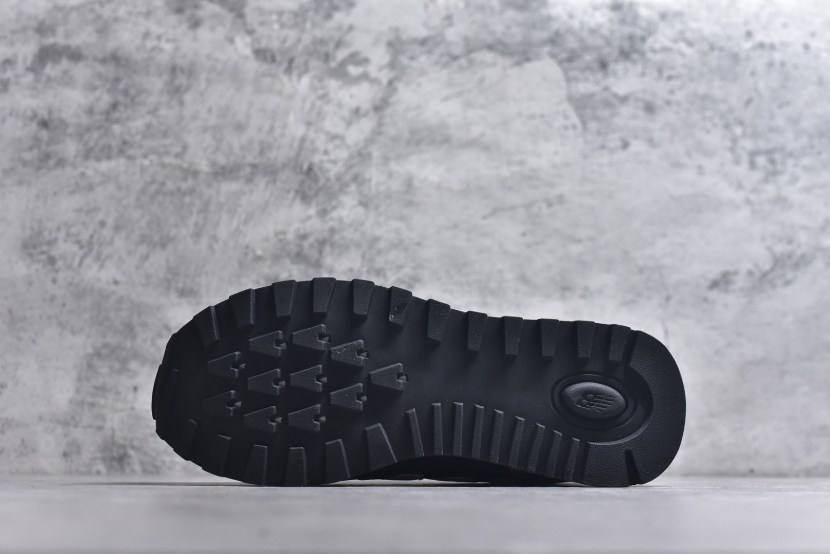 图片[6]-#New Balance NB 574黑白色 复古运动跑步鞋 采用猪巴革组合网织物鞋面材质 全新4层组合独立私模大底 货号：U574LGRA 尺码：36 36.5 37.5 38 38.5 39 40 40.5 41.5 42 42.5 43 44 45-选品中心