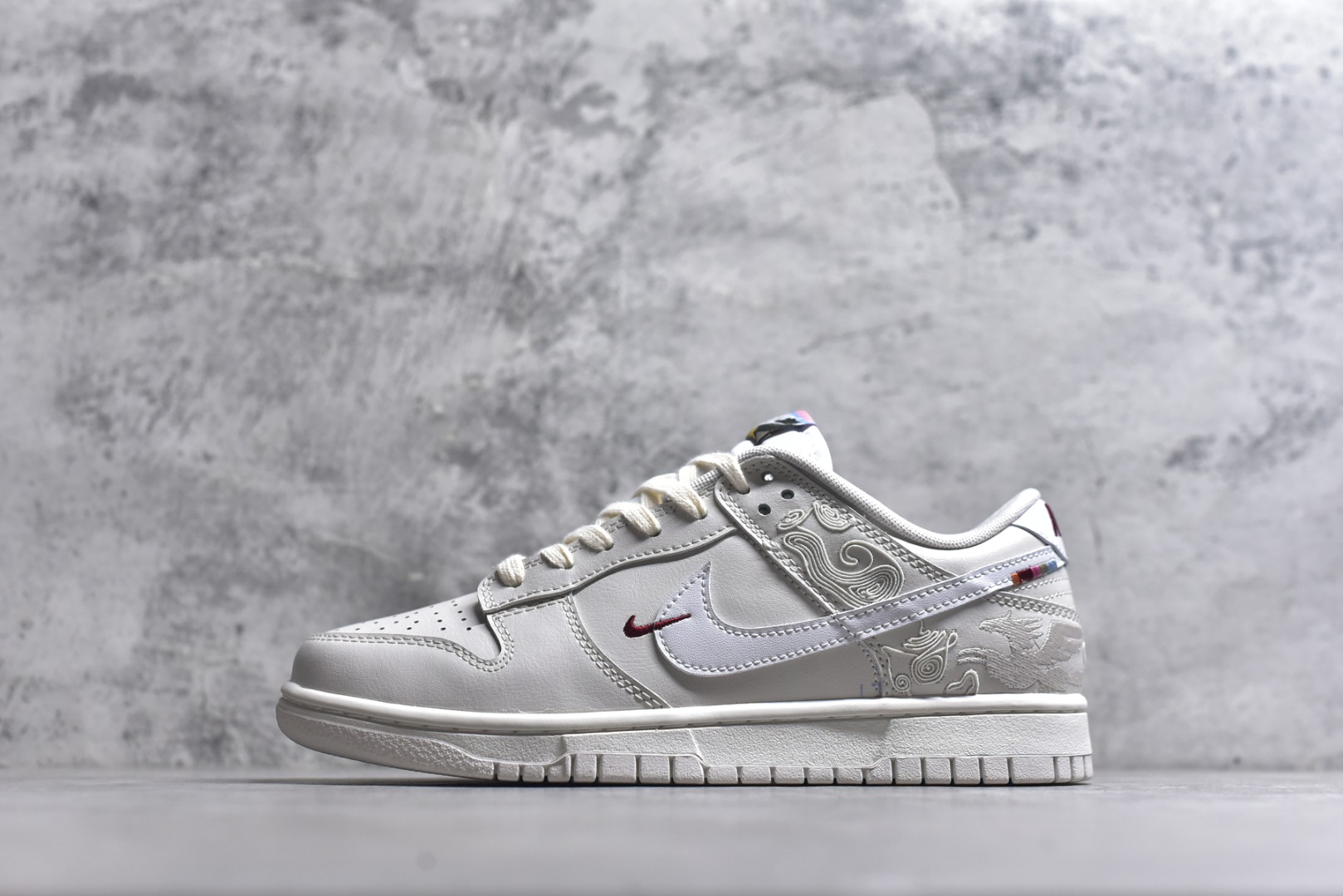 #NK Dunk Pegasus Pack 马年限定CNY新年款脱缰系列 舒适贴合低帮板鞋 白色 WW1228-174 这次官方选择从中国古代图腾中汲取灵感，以天马作为主设计元素。可以看到鞋身有大量的细腻刺绣，来表达这一主题。包括鞋舌、鞋垫等各处也都填满了特殊细节，彰显 CNY 的特殊规格。甚至鞋带前端也都是为此次专门设计的造型，带来浓郁的生肖氛围。实力大厂出品 新配色陆续开发 利润个位数只为口碑 全套原纸板楦头开发 确保原汁原味 完美呈现DUNK版型 一比一鞋头弧度高度鞋身弧度 此版本只针对中端市场 皮料材质有所更替 其他数据细节工艺流程均保持一致 绝不口嗨 细节品控鞋型随意对比 独家私模官方第六代原厂航空铝磨具打磨大底 鞋头坡度极致还原 无解鞋型 原盒原配 圈内天花板工艺 原厂玻璃冲刀 超高清洁度 全鞋零毛边皮料切割 原厂中底布点胶 中底布拉帮走线遵循公司 尺码：40 40.5 41 42 42.5 43 44 44.5 45-选品中心