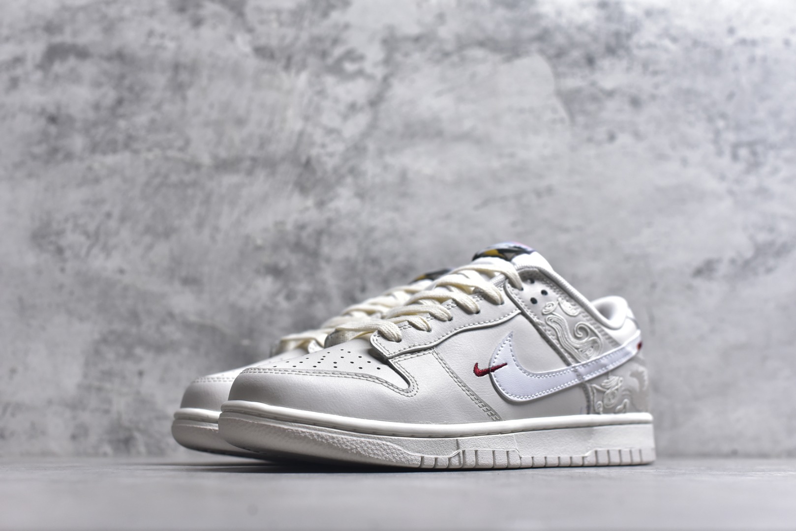 图片[2]-#NK Dunk Pegasus Pack 马年限定CNY新年款脱缰系列 舒适贴合低帮板鞋 白色 WW1228-174 这次官方选择从中国古代图腾中汲取灵感，以天马作为主设计元素。可以看到鞋身有大量的细腻刺绣，来表达这一主题。包括鞋舌、鞋垫等各处也都填满了特殊细节，彰显 CNY 的特殊规格。甚至鞋带前端也都是为此次专门设计的造型，带来浓郁的生肖氛围。实力大厂出品 新配色陆续开发 利润个位数只为口碑 全套原纸板楦头开发 确保原汁原味 完美呈现DUNK版型 一比一鞋头弧度高度鞋身弧度 此版本只针对中端市场 皮料材质有所更替 其他数据细节工艺流程均保持一致 绝不口嗨 细节品控鞋型随意对比 独家私模官方第六代原厂航空铝磨具打磨大底 鞋头坡度极致还原 无解鞋型 原盒原配 圈内天花板工艺 原厂玻璃冲刀 超高清洁度 全鞋零毛边皮料切割 原厂中底布点胶 中底布拉帮走线遵循公司 尺码：40 40.5 41 42 42.5 43 44 44.5 45-选品中心